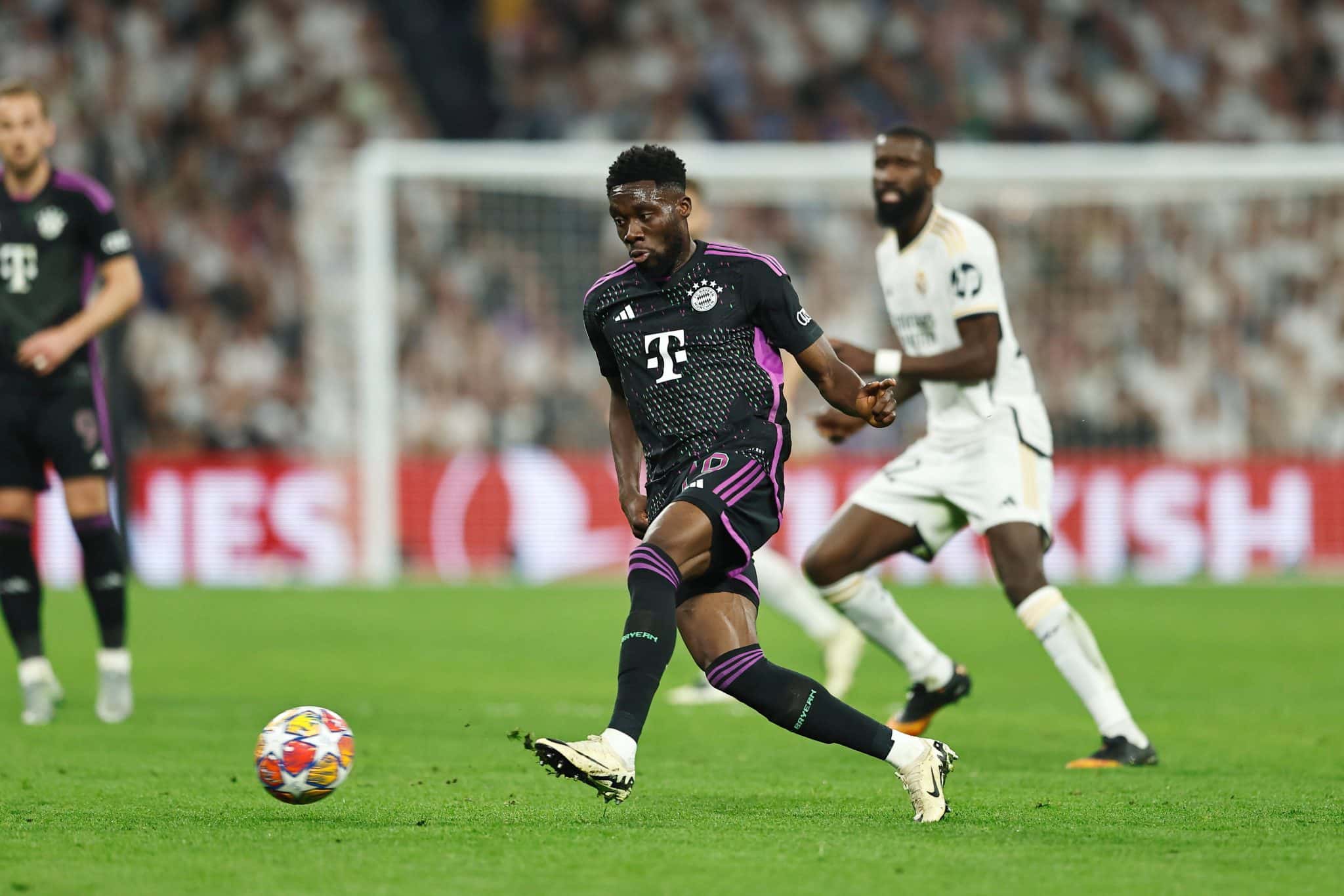 Bayern bate martelo sobre renova&ccedil;&atilde;o com Alphonso Davies e anima Real Madrid