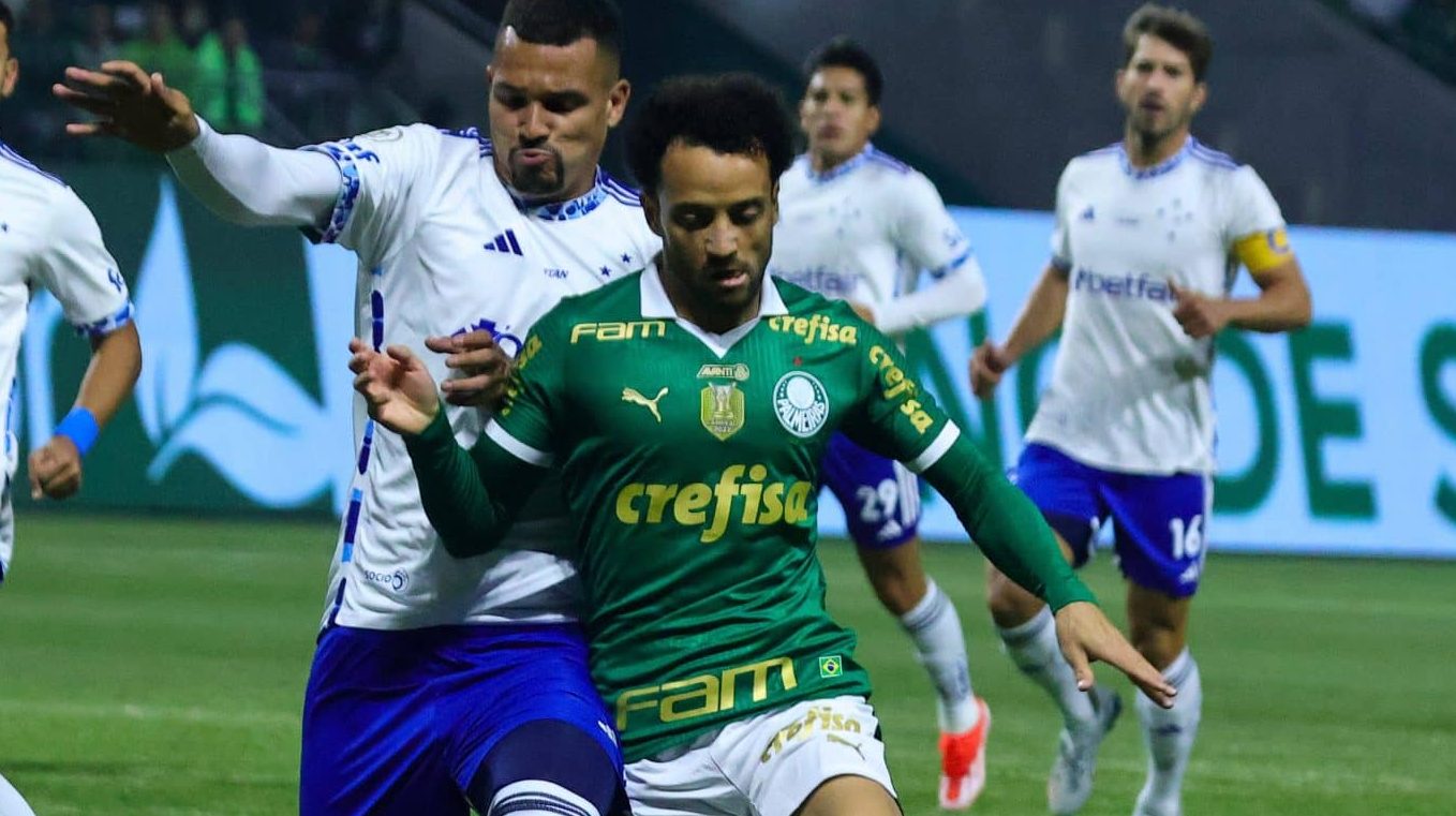Felipe &Acirc;nderson disputa jogada em Palmeiras x Cruzeiro pelo Campeonato Brasileiro