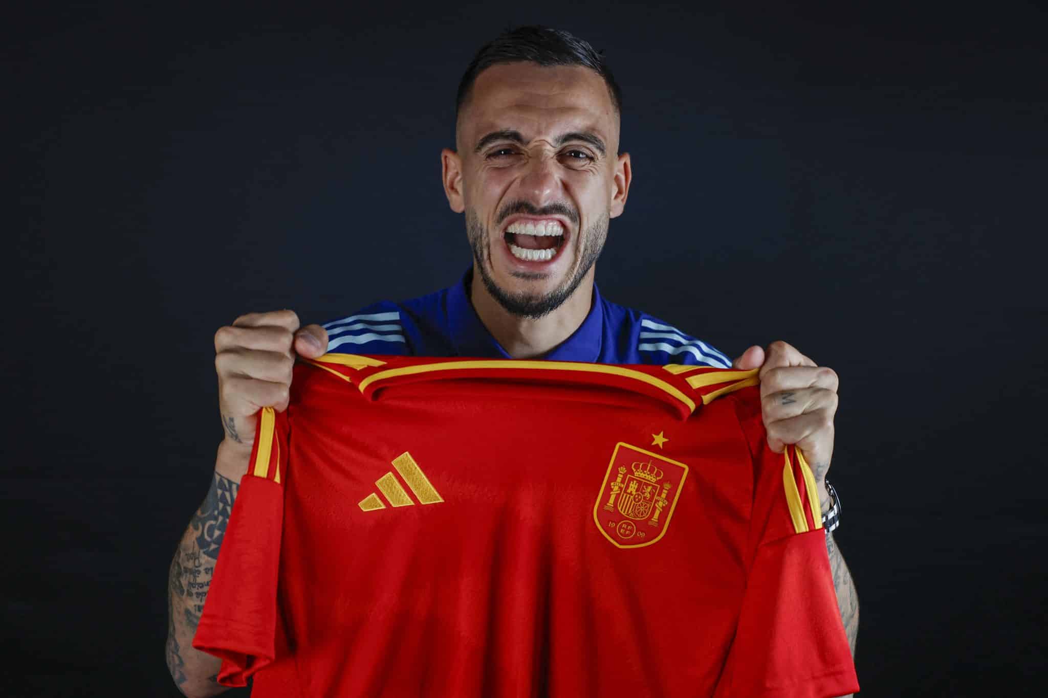 Joselu posa com camisa da sele&ccedil;&atilde;o espanhola