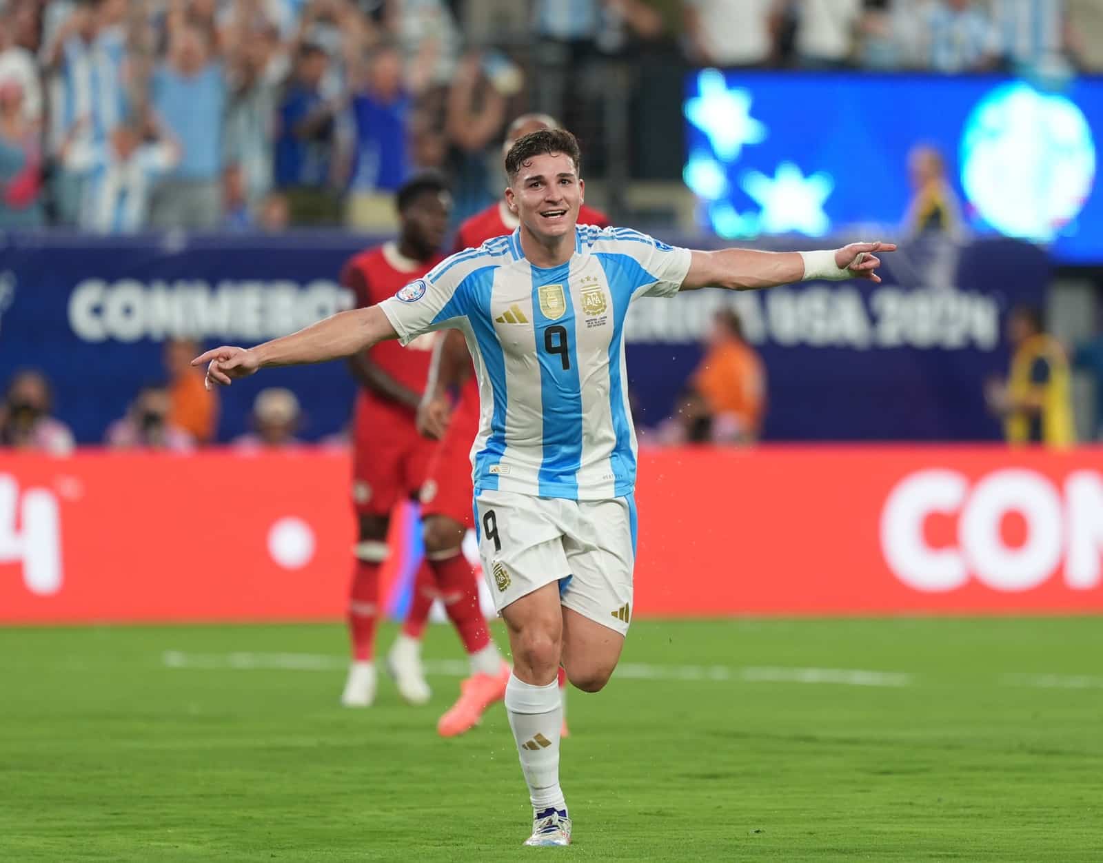 Juli&aacute;n &Aacute;lvarez celebra gol da Argentina contra o Canad&aacute; 