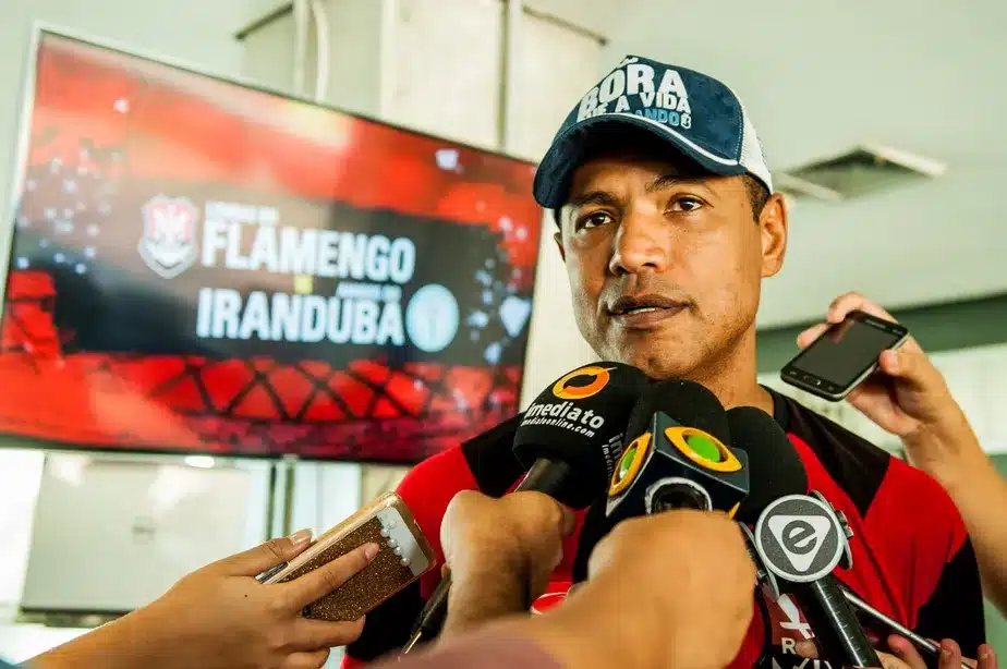 J&uacute;nior Baiano dando entrevista vestido de Flamengo