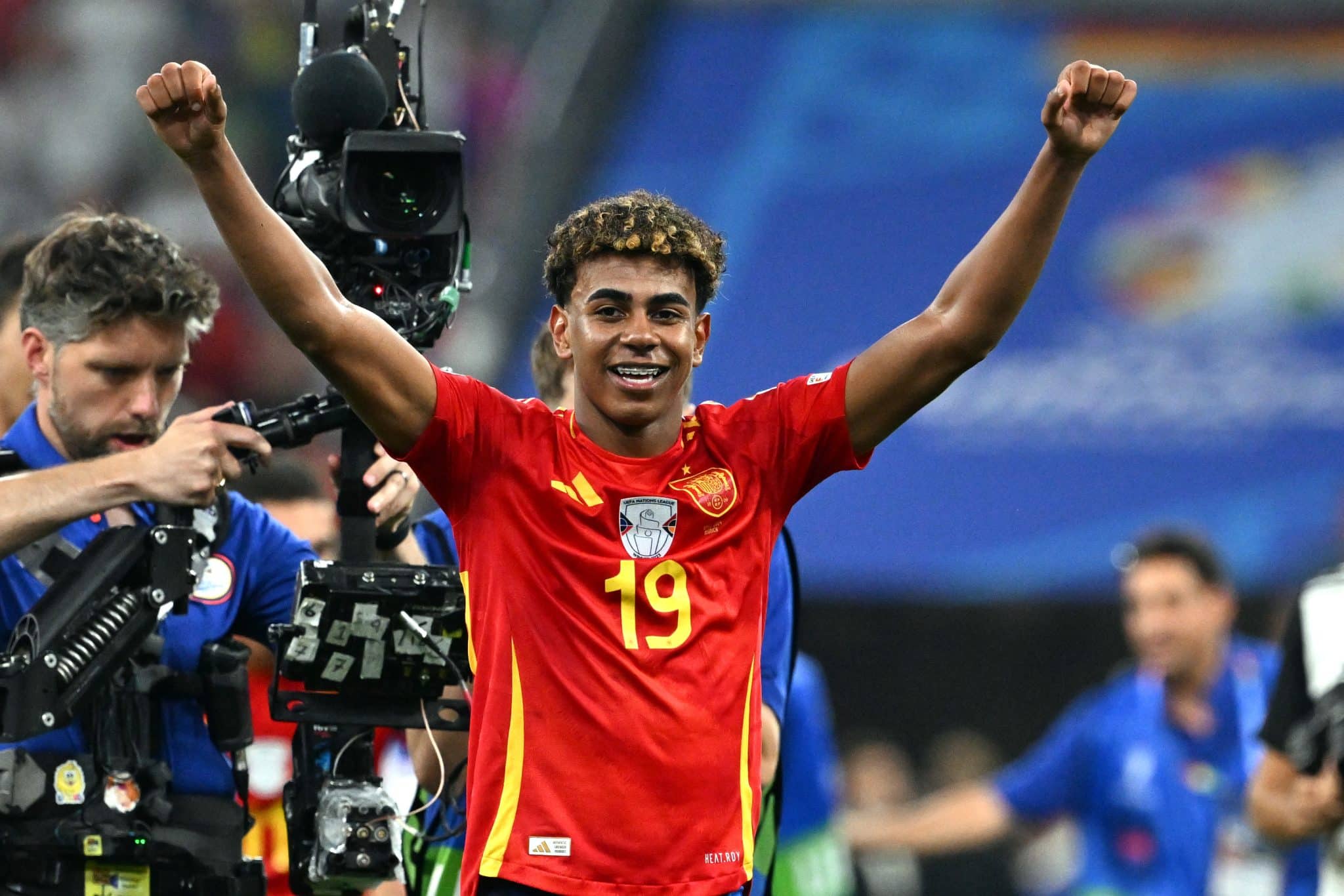 Lamine Yamal comemora classifica&ccedil;&atilde;o da Espanha &agrave; final da Euro
