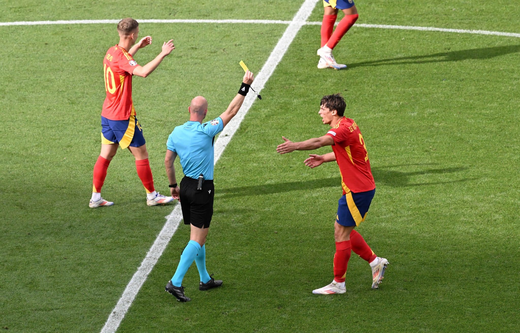Robin Le Normand, da Espanha, sofre cart&atilde;o amarelo na Euro 2024