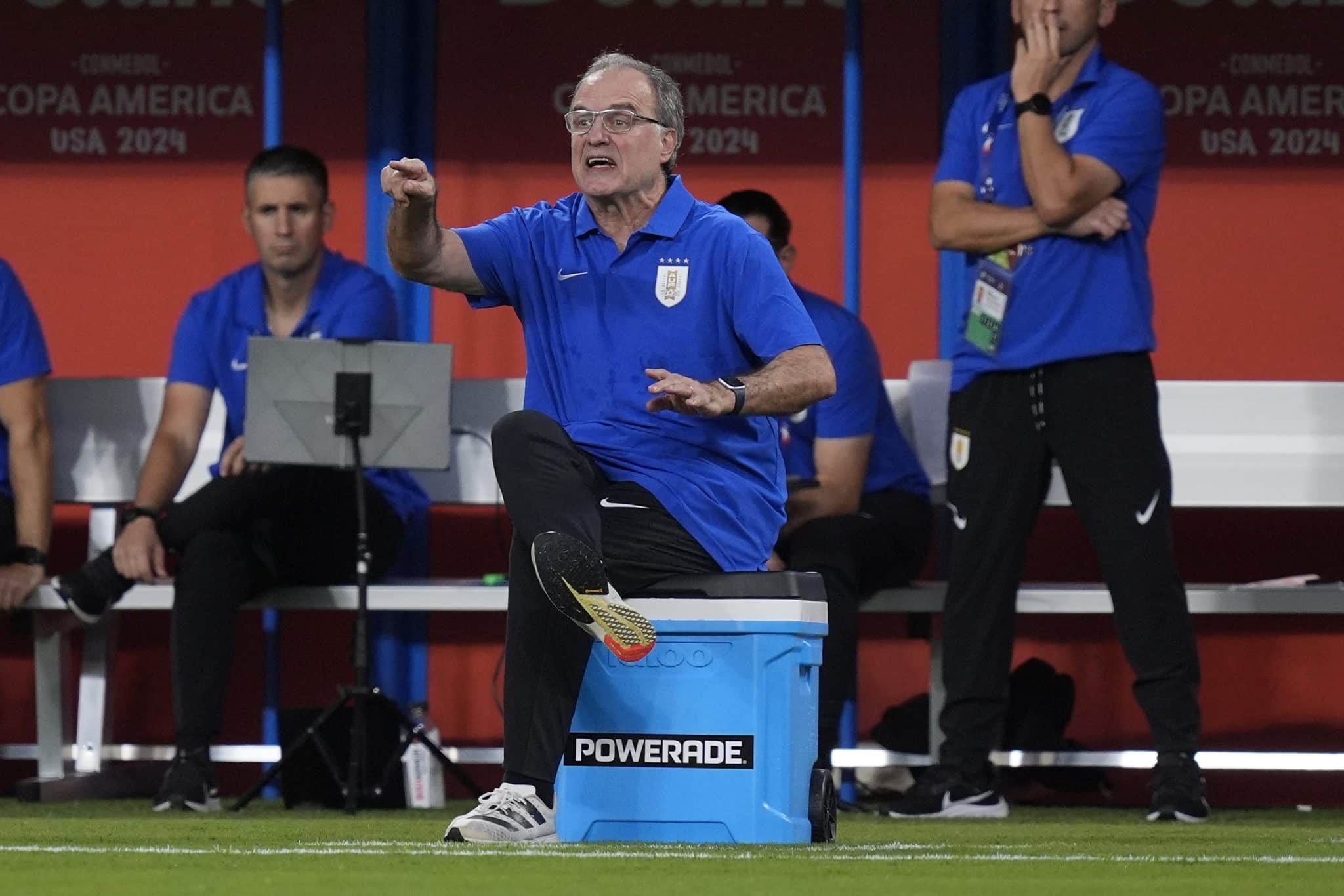 Bielsa orienta jogadores uruguaios durante semifinal contra Col&ocirc;mbia
