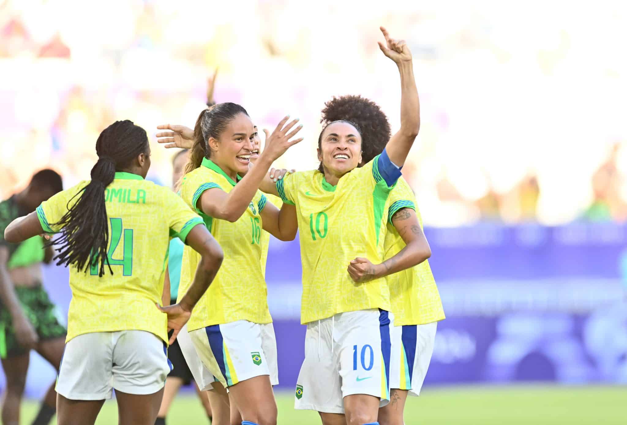 Marta e Gabi Nunes comemoram gol do Brasil durante as Olimp&iacute;adas