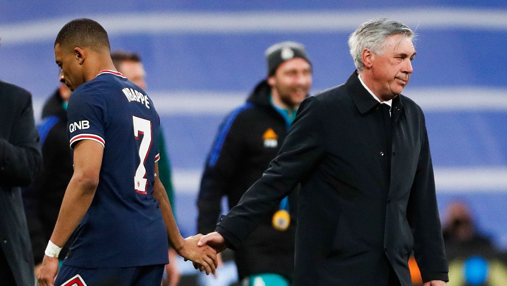 Mbapp&eacute; e Ancelotti se cumprimentam ap&oacute;s jogo entre Real Madrid e PSG