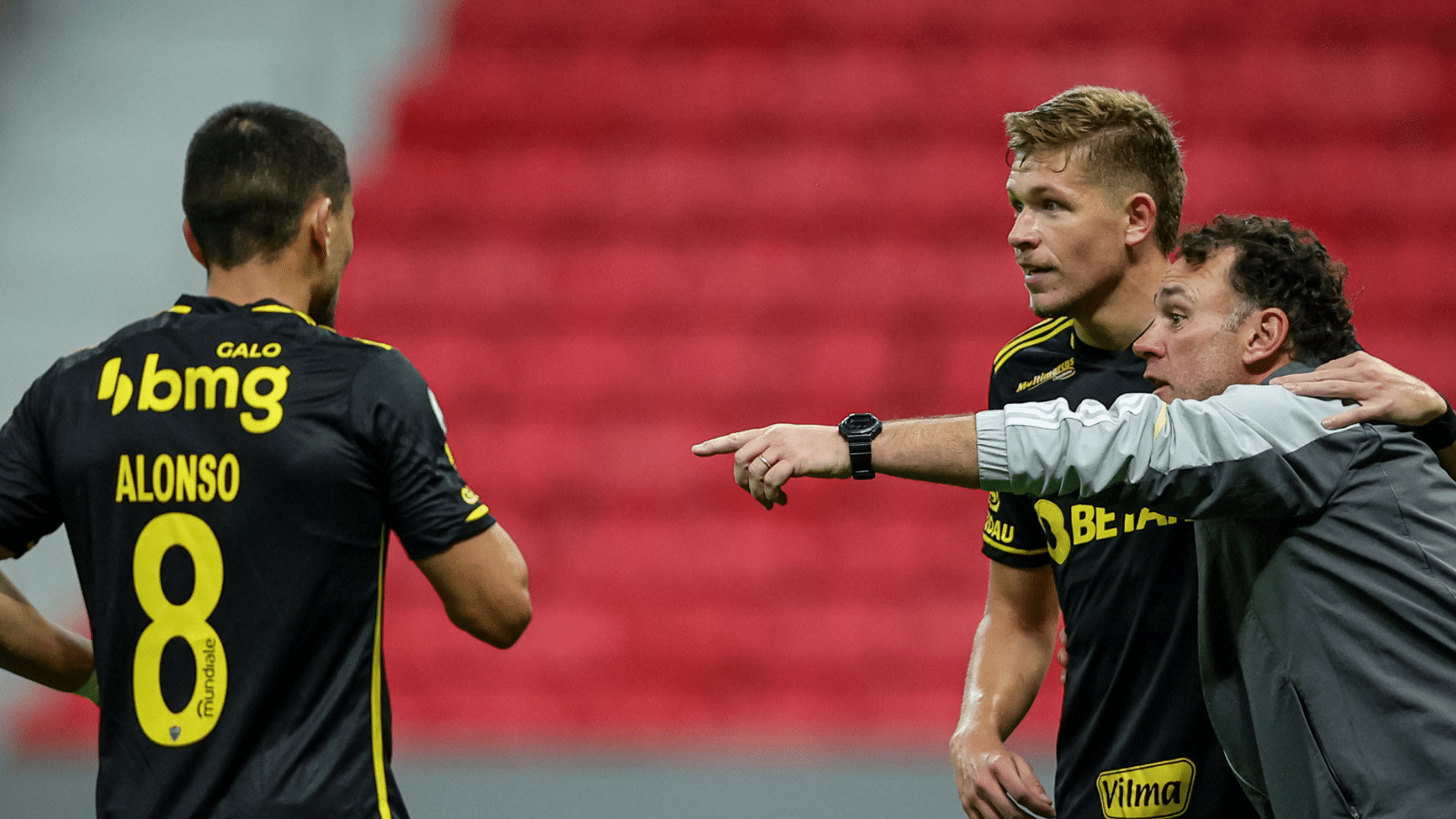 Sistema defensivo do Atl&eacute;tico-MG n&atilde;o preocupa Milito, mas deveria ligar sinal de alerta