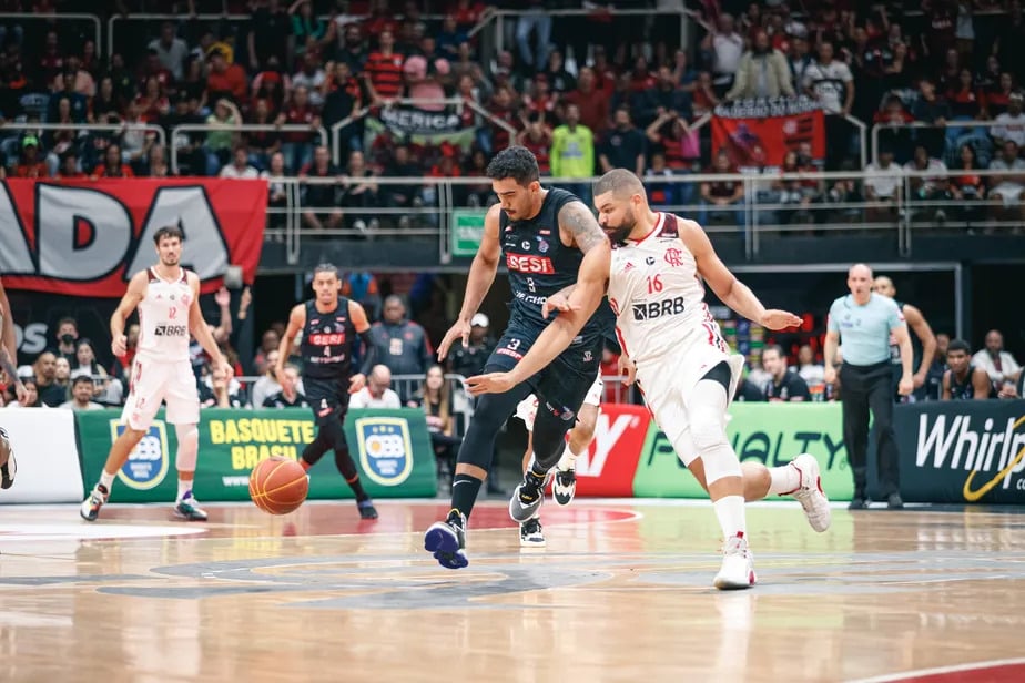 Olivinha na final do NBB contra Franca