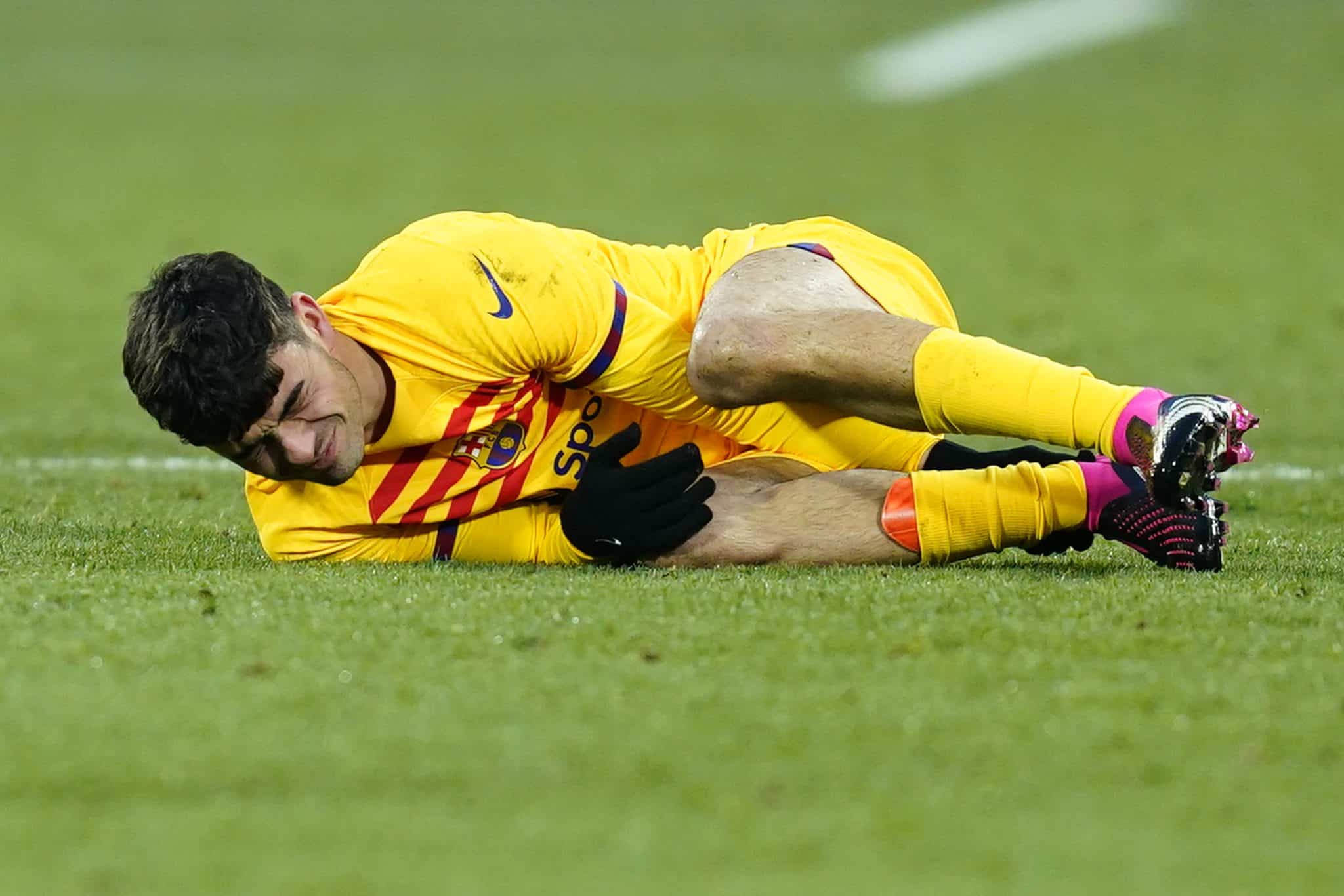 Pedri agoniza de dor ap&oacute;s mais uma les&atilde;o no Barcelona