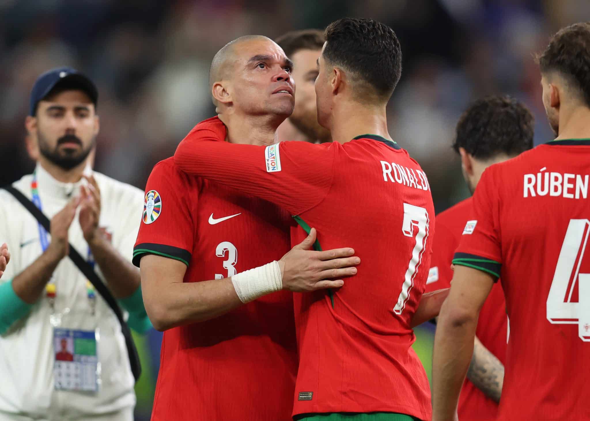 Cristiano Ronaldo consola o zagueiro Pepe ap&oacute;s a elimina&ccedil;&atilde;o de Portugal na Eurocopa 2024