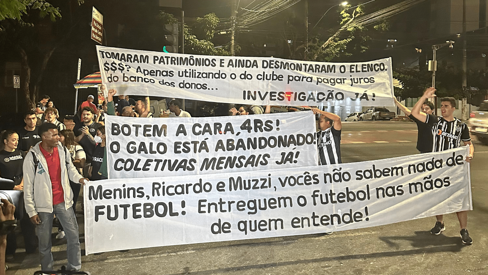 &lsquo;O Galo est&aacute; abandonado&rsquo;: sem organizadas, protesto da torcida do Atl&eacute;tico-MG cobra o m&iacute;nimo dos donos