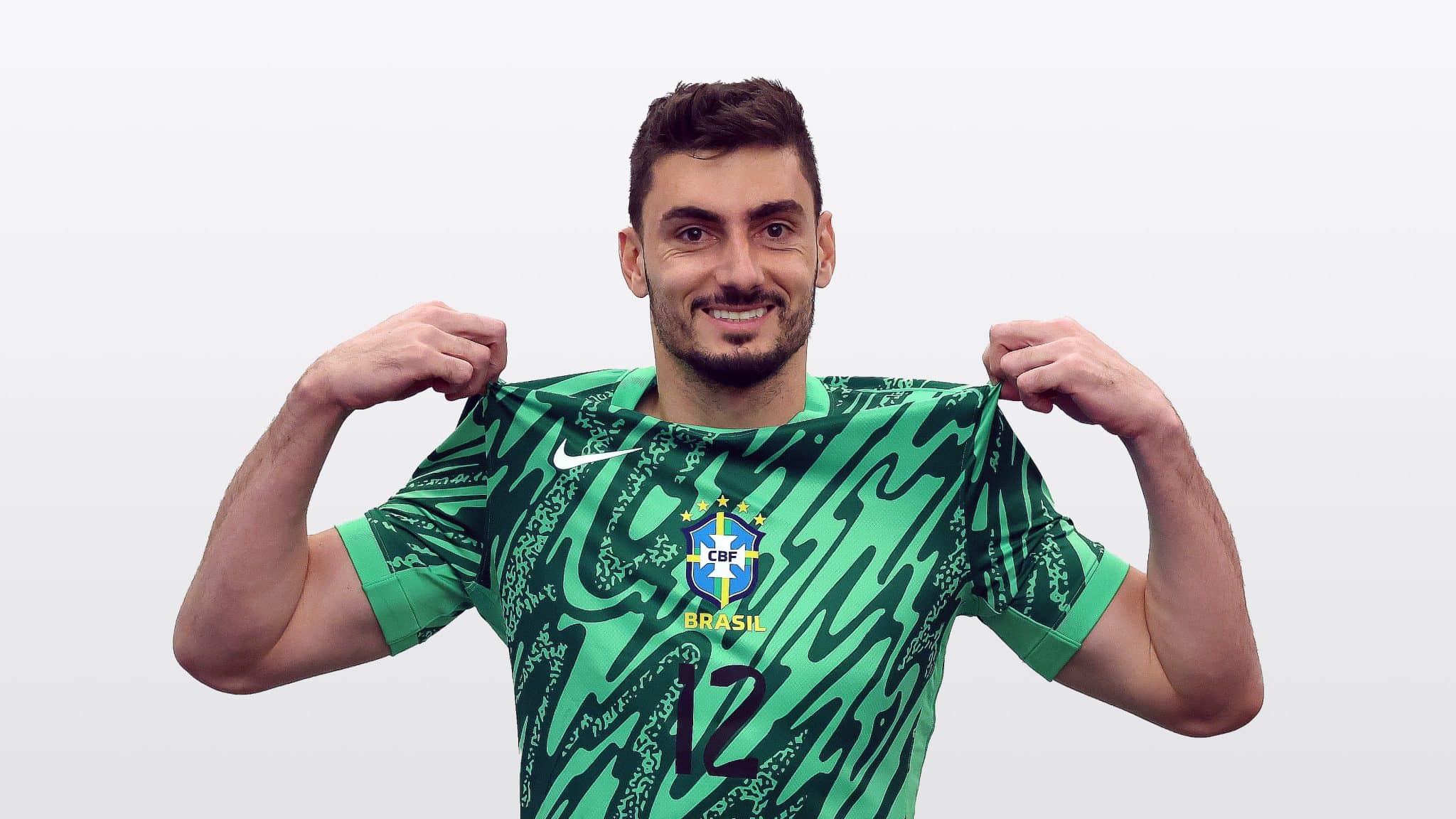 Rafael, goleiro do S&atilde;o Paulo, posa com a camisa da Sele&ccedil;&atilde;o