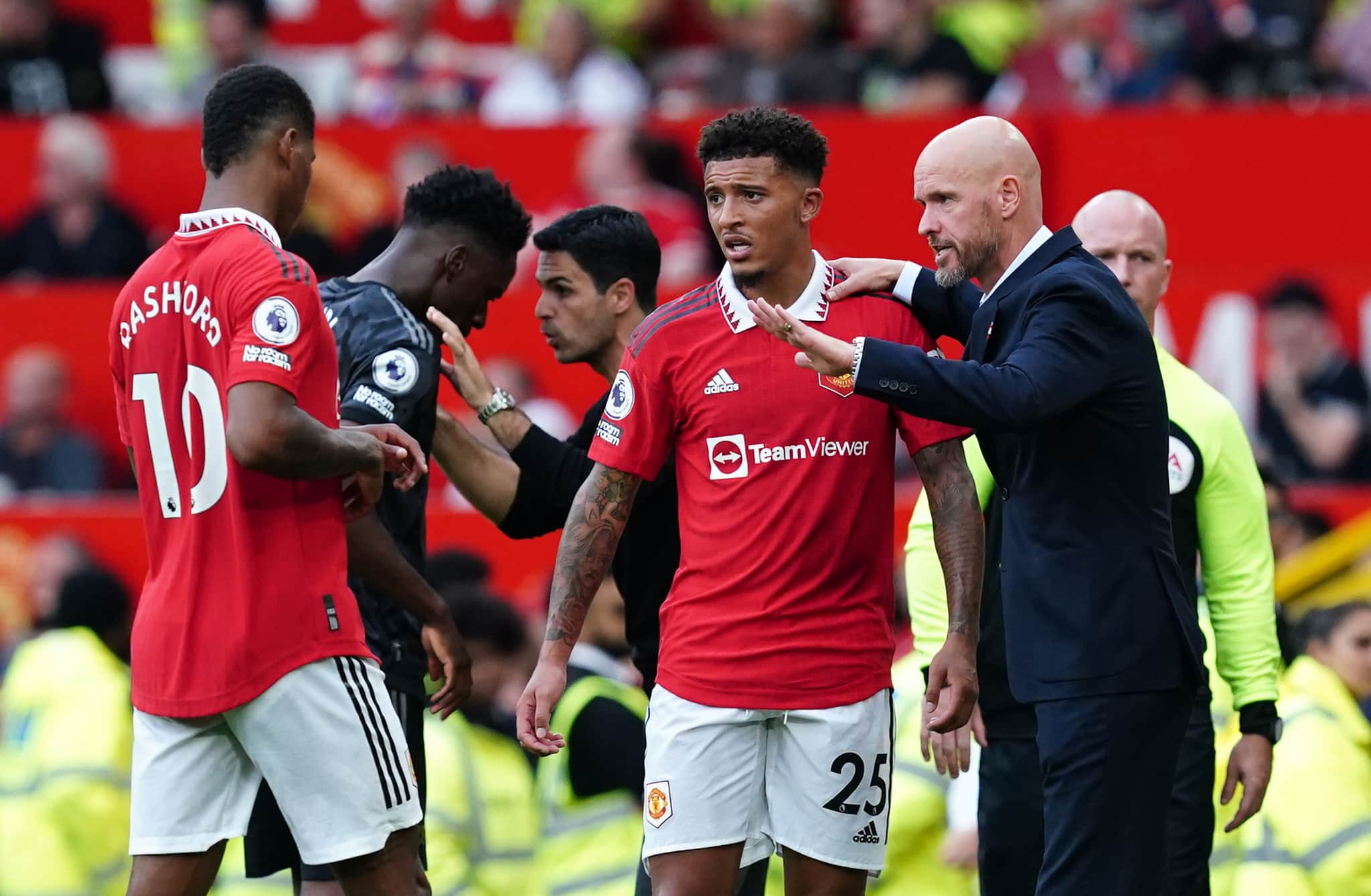 Sancho recebe orienta&ccedil;&otilde;es de Ten Hag em jogo do United