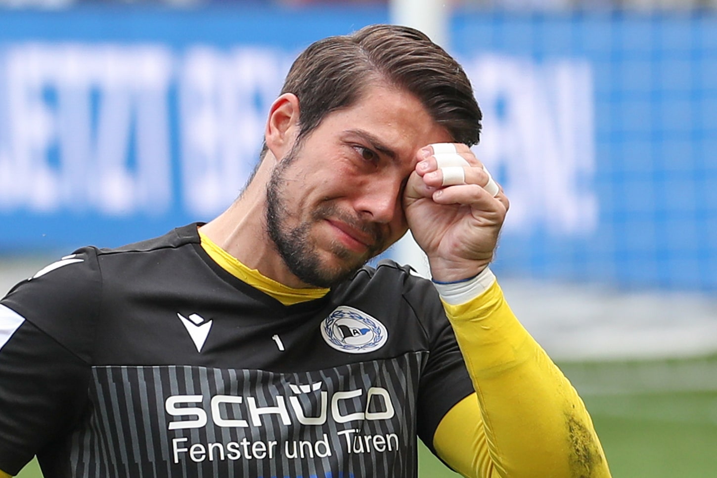 O goleiro Stefan Ortega chora em sua despedida pelo Arminia Bielefeld, clube que o revelou para o futebol