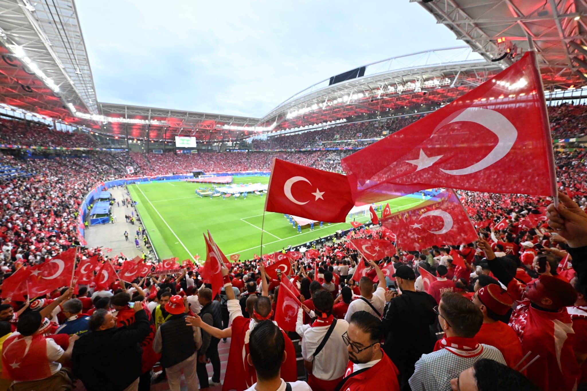 &lsquo;Apaixonados como brasileiros&rsquo;: atacante conta como a torcida da Turquia vive a Eurocopa