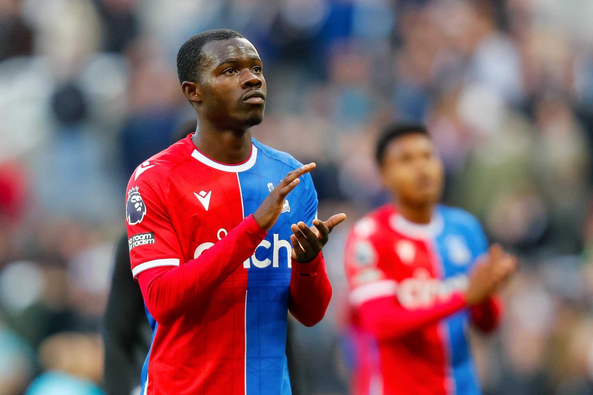 Tyrick Mitchell agradece apoio de torcedores do Crystal Palace