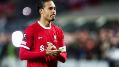 Sob olhar dos sauditas, Van Dijk pode ter voltado atr&aacute;s sobre perman&ecirc;ncia no Liverpool