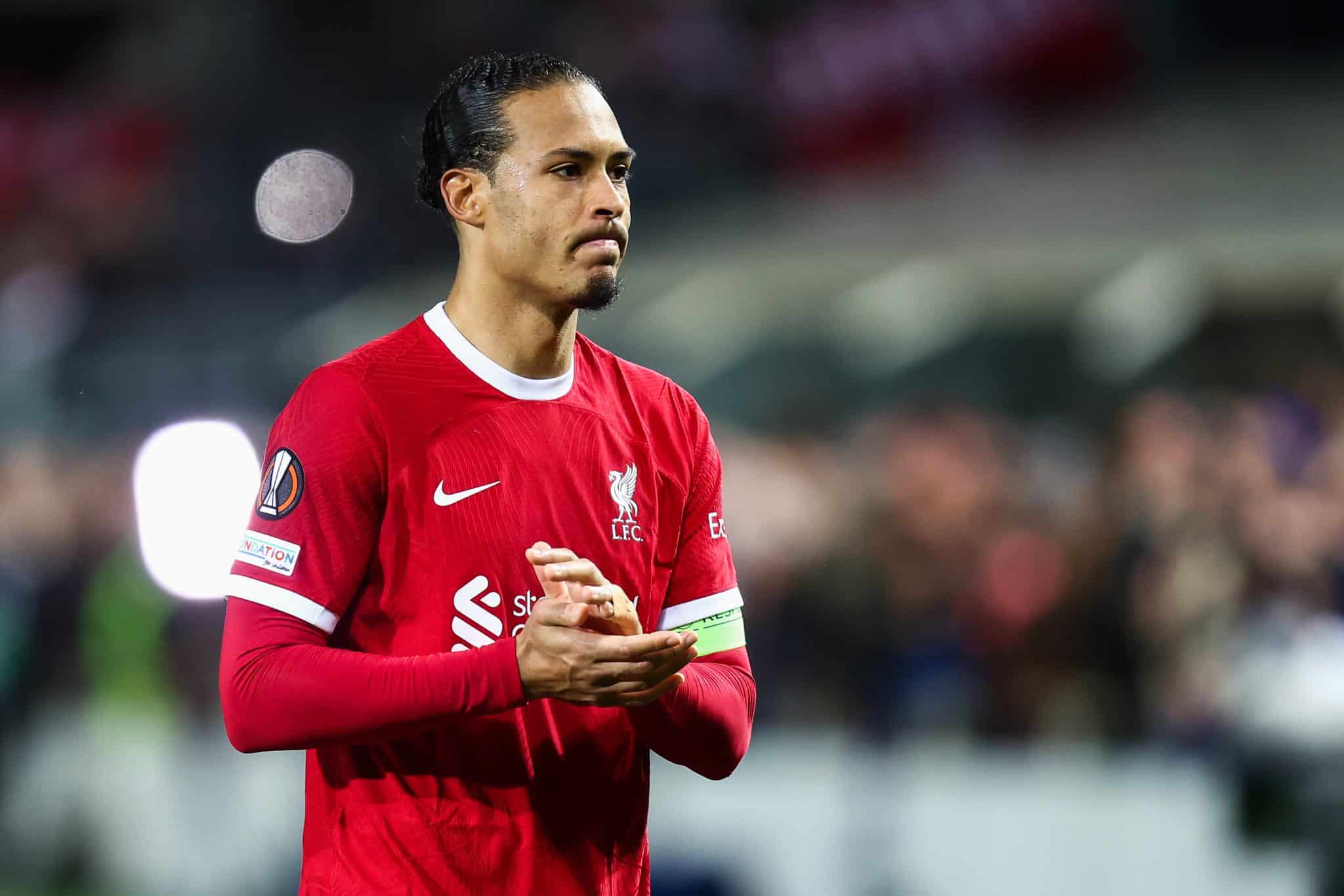 Sob olhar dos sauditas, Van Dijk pode ter voltado atr&aacute;s sobre perman&ecirc;ncia no Liverpool