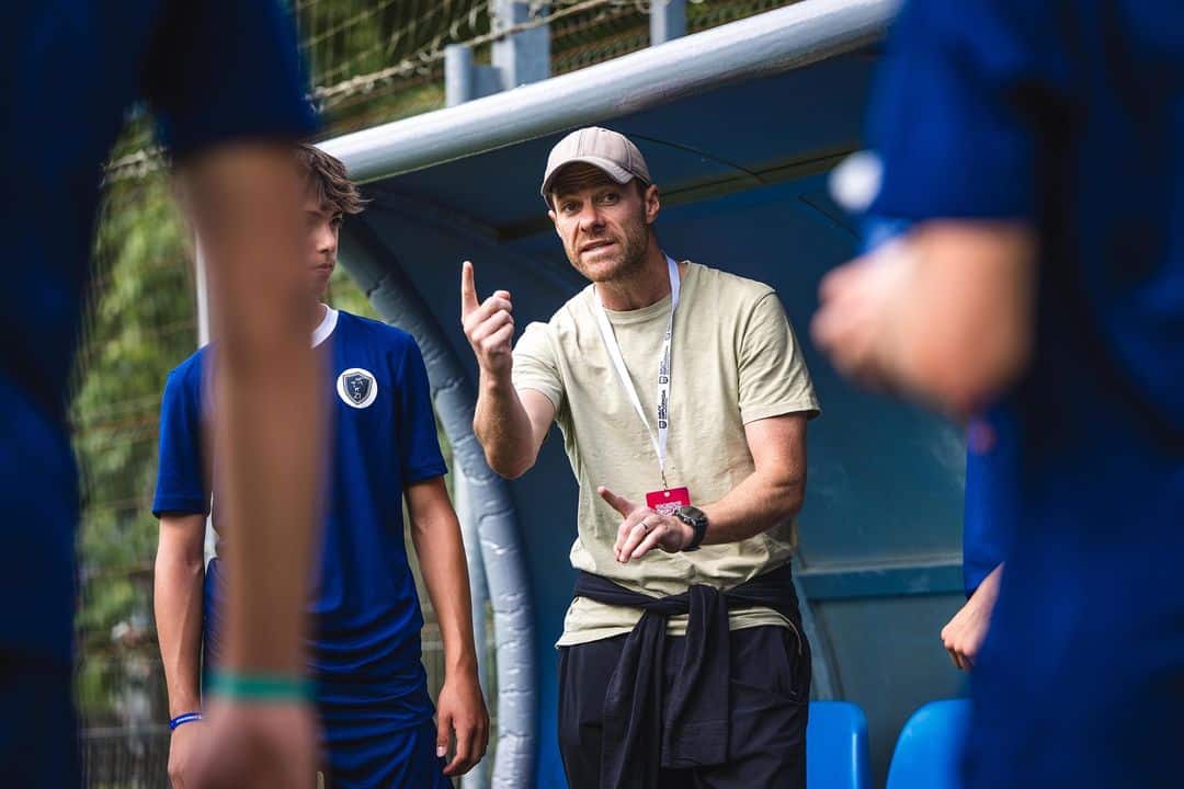 De f&eacute;rias, Xabi Alonso &lsquo;esquece&rsquo; o Leverkusen para treinar time do filho