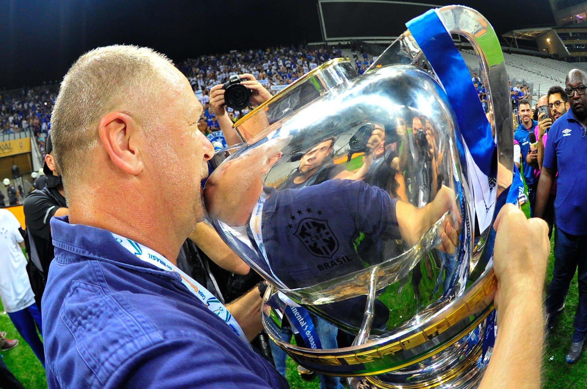 Mano Menezes foi o primeiro t&eacute;cnico a conquistar dois t&iacute;tulos consecutivos da Copa do Brasil, em 2017 e 2018, pelo Cruzeiro - Foto: Gazeta Press