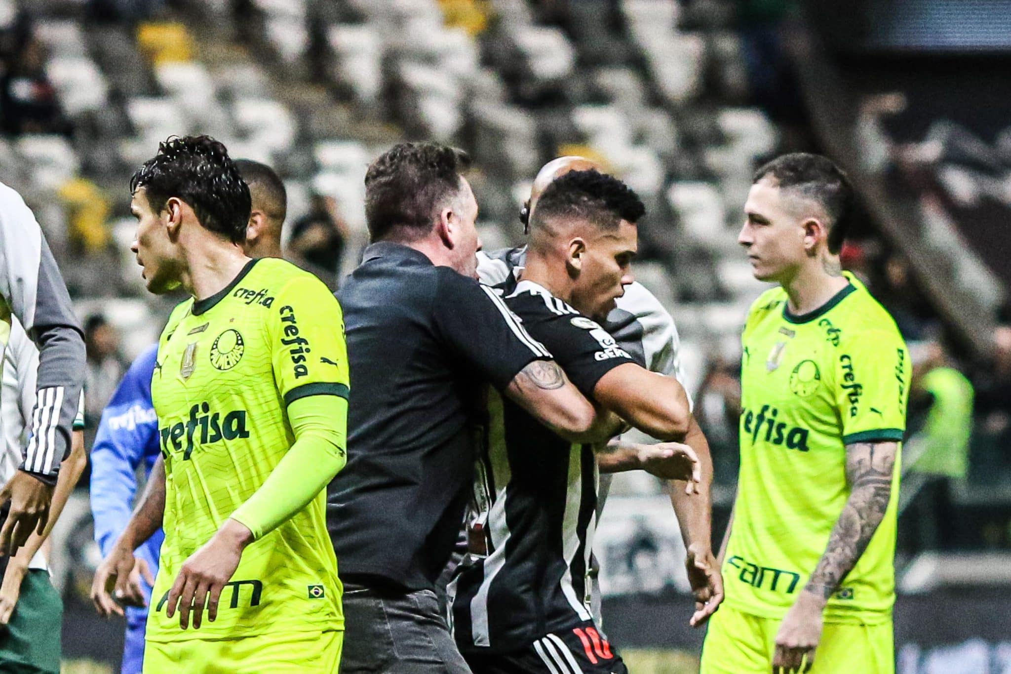 Paulinho teve que ser contido ap&oacute;s o fim do jogo e a expuls&atilde;o