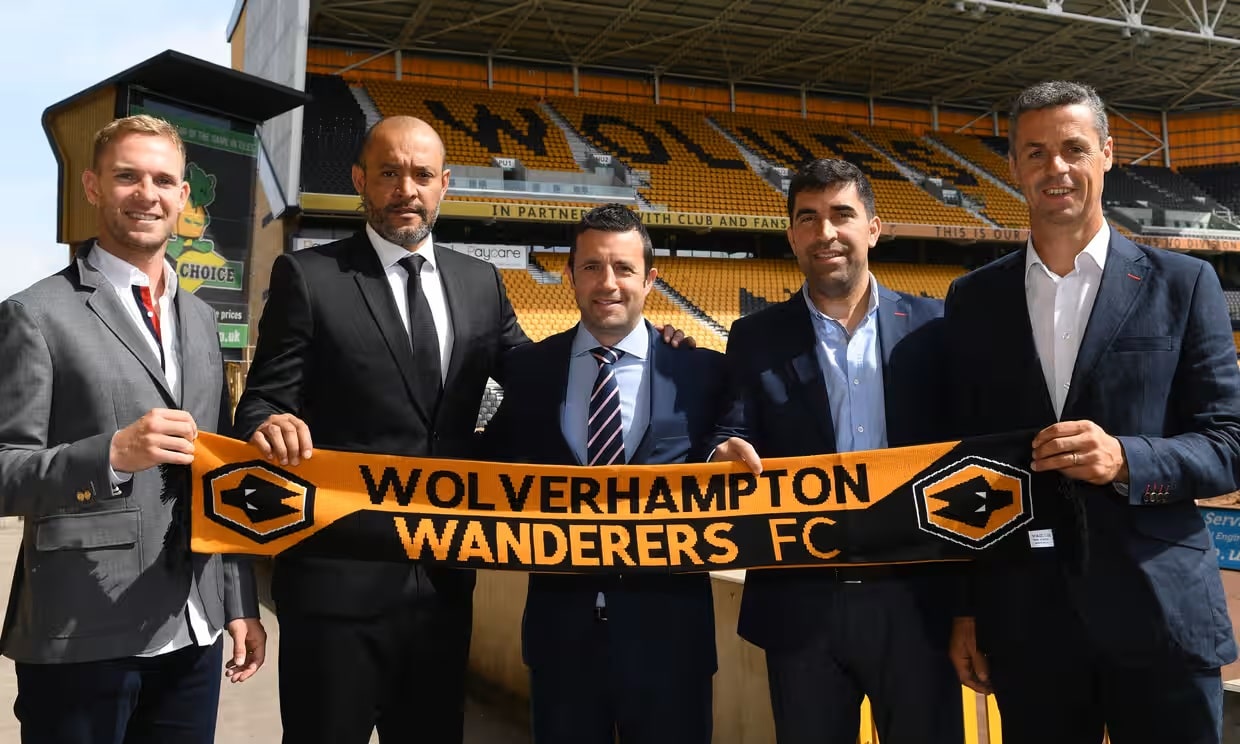 Jorge Mendes, ao centro, na apresenta&ccedil;&atilde;o de Nuno Esp&iacute;rito Santo, seu cliente, como t&eacute;cnico do Wolverhampton, em 2017 - Foto: Reprodu&ccedil;&atilde;o/Twitter