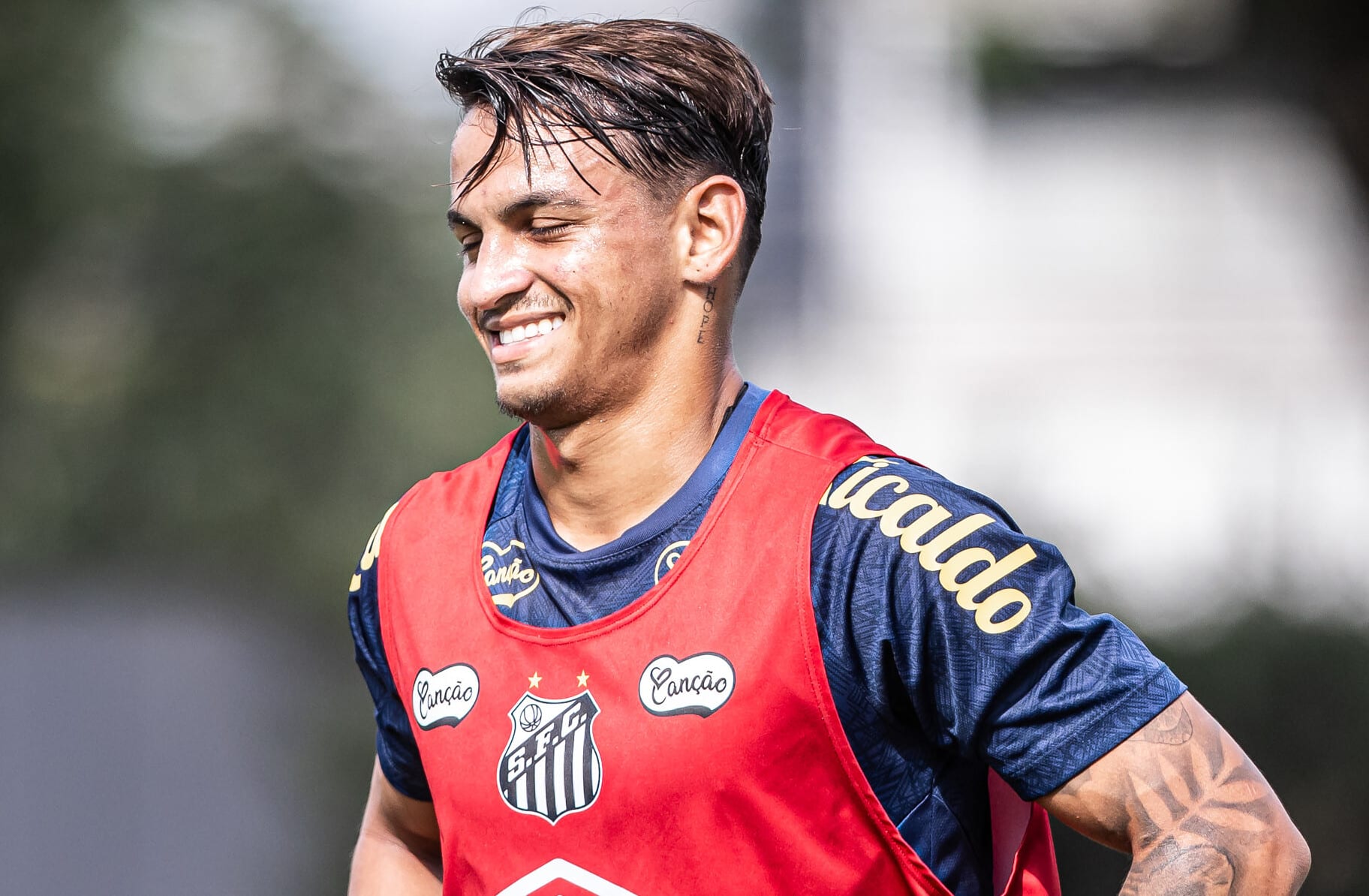 Patati mostra evolu&ccedil;&atilde;o nos treinos do Santos e tira concorrente da lista de relacionados
