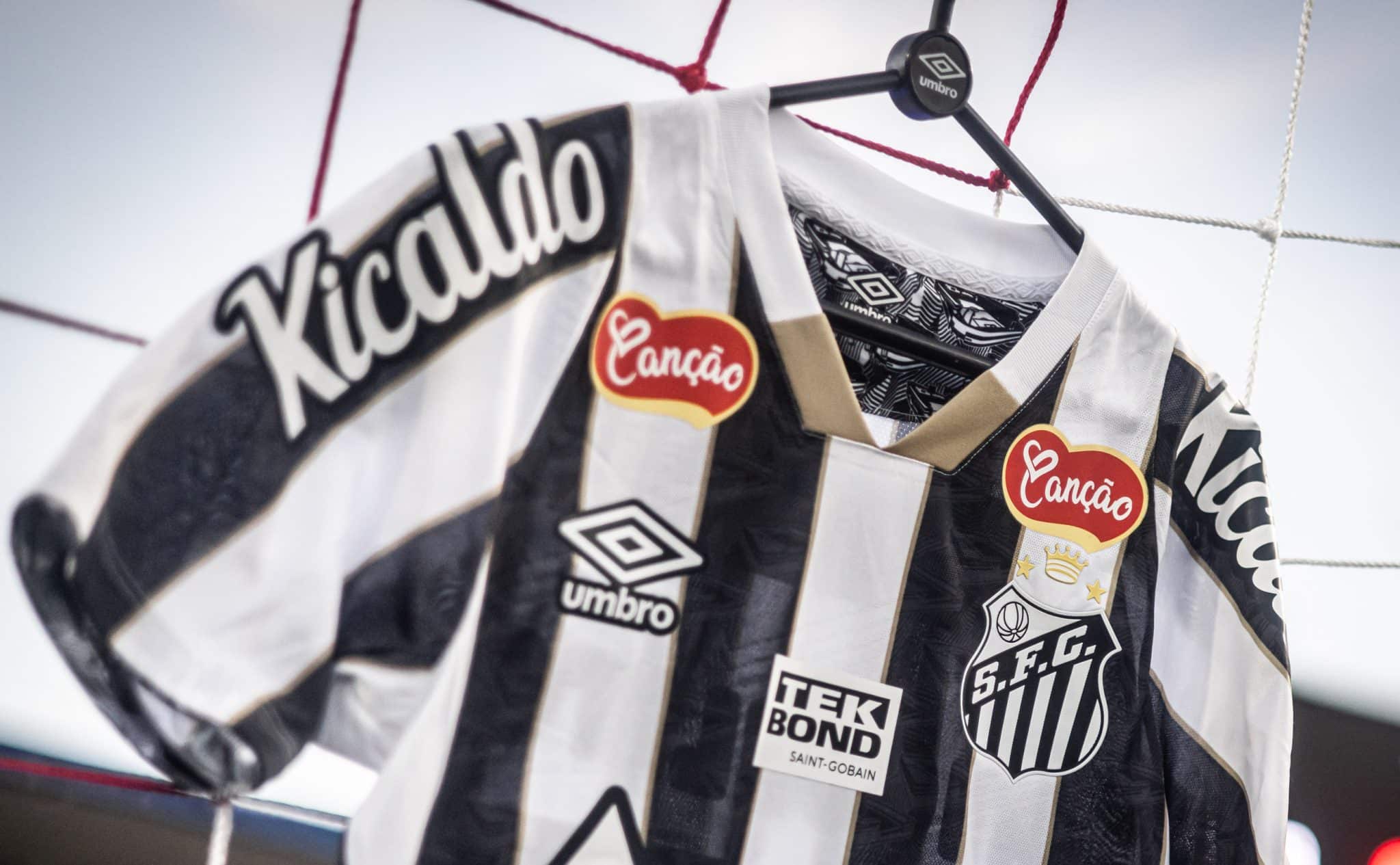 Exclusivo: Novo acordo entre Santos e Umbro ter&aacute; valor menor, mas outras vantagens