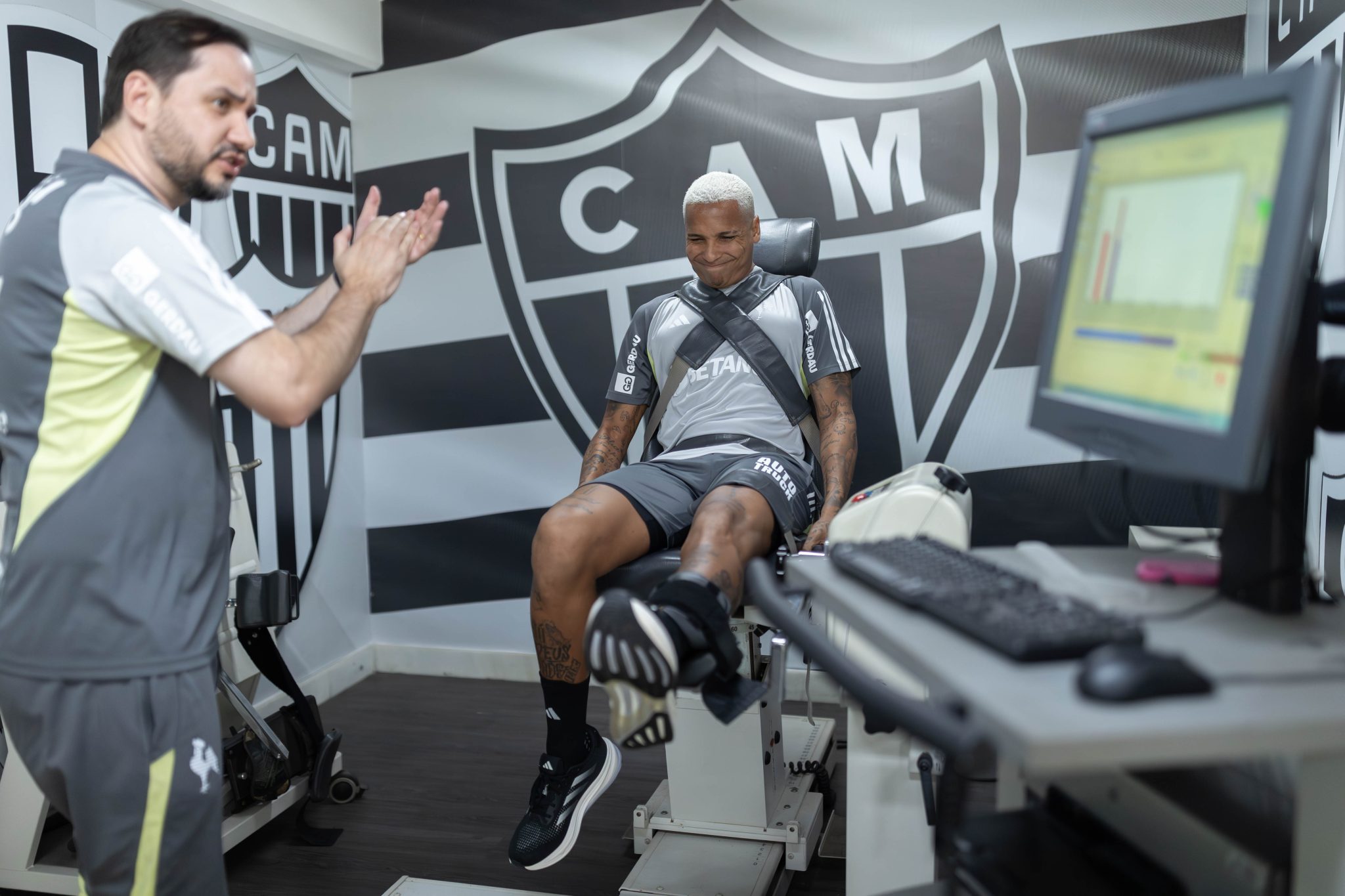 Deyverson na temida m&aacute;quina de for&ccedil;a da Cidade do Galo 