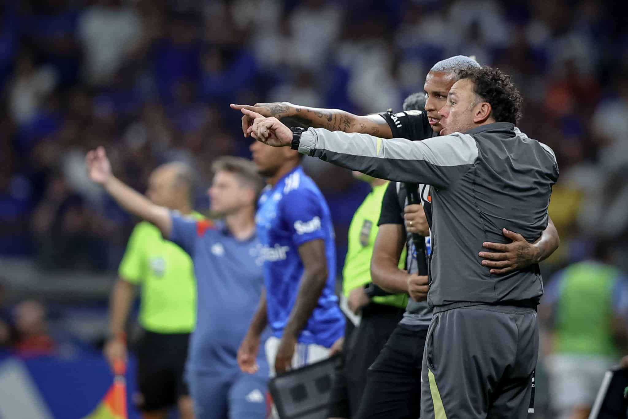 Deyverson recebendo as instru&ccedil;&otilde;es de Milito