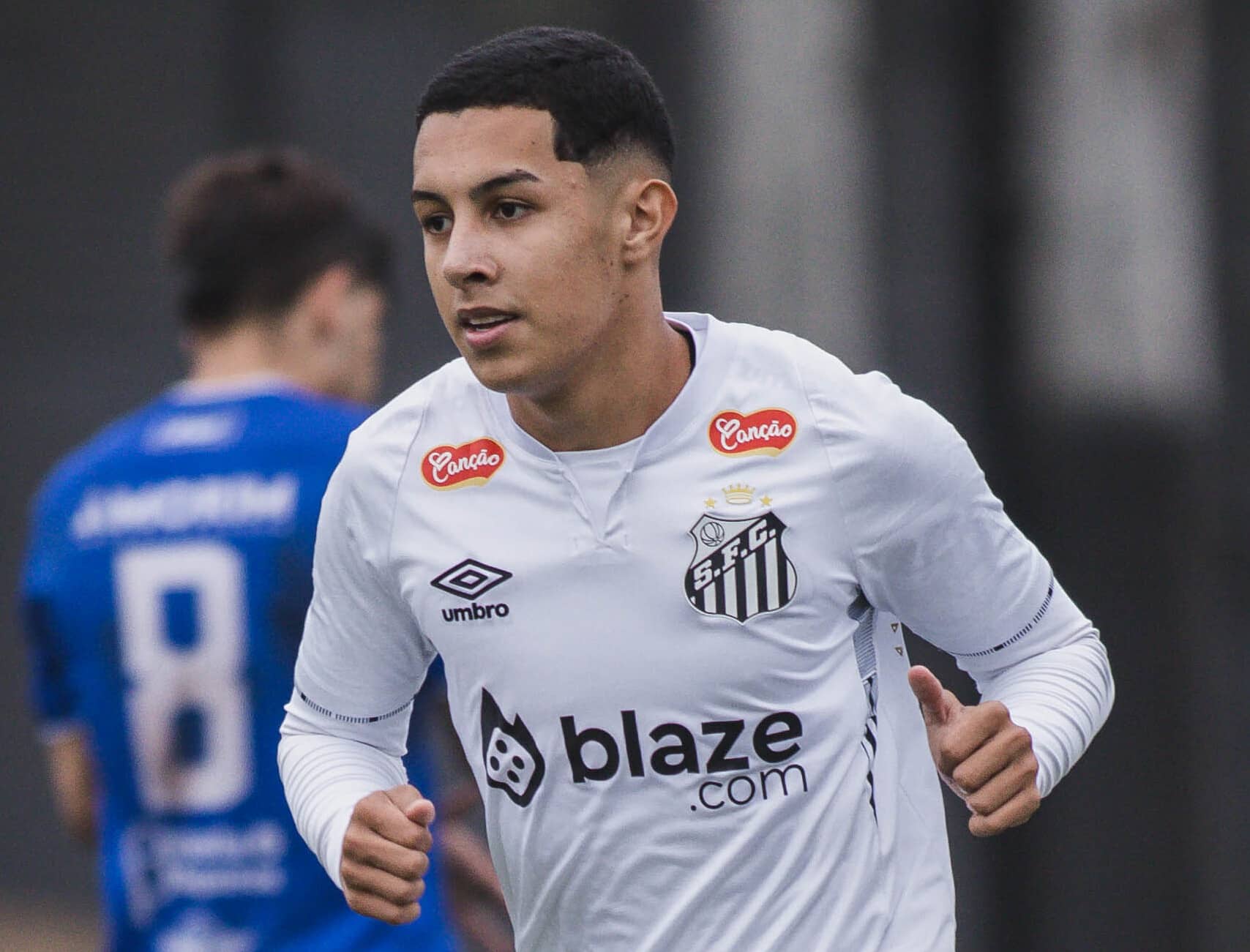 Leonardo em a&ccedil;&atilde;o durante Santos e S&atilde;o Bento pelo Sub-20