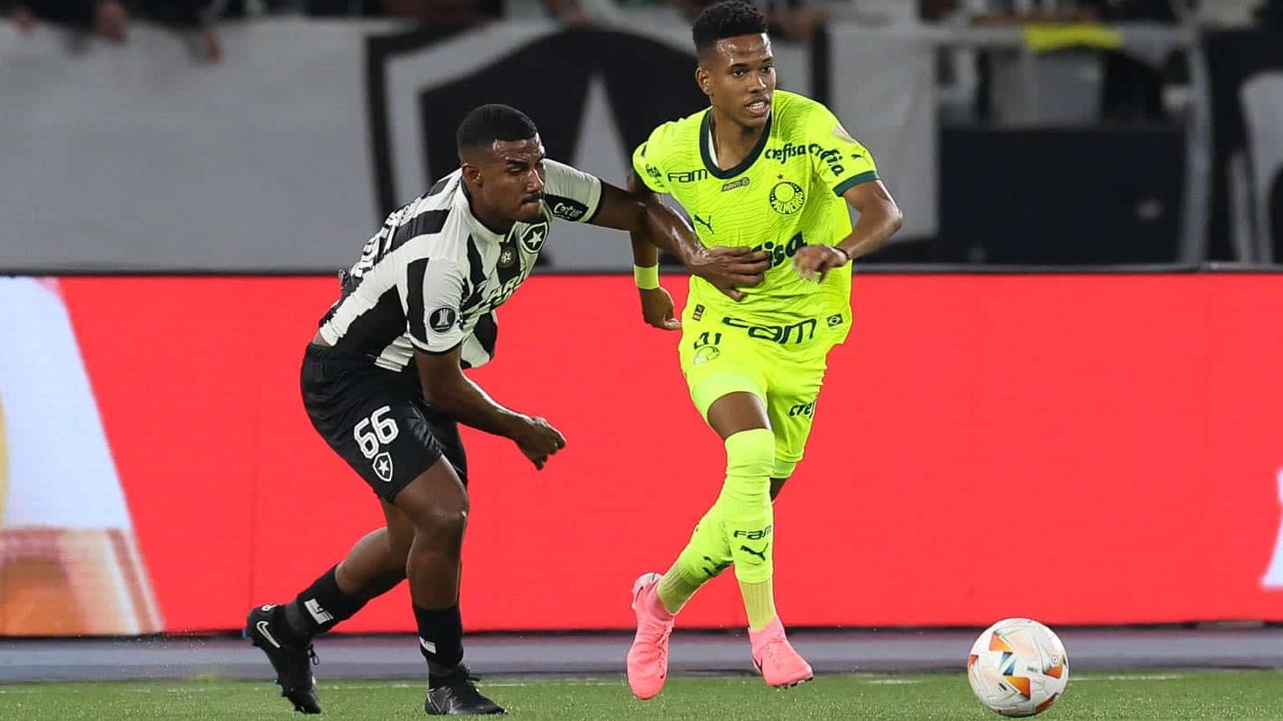 Estev&atilde;o &eacute; puxado por Cuiabano, do Botafogo, em jogo no Nilton Santos pela Copa Libertadores