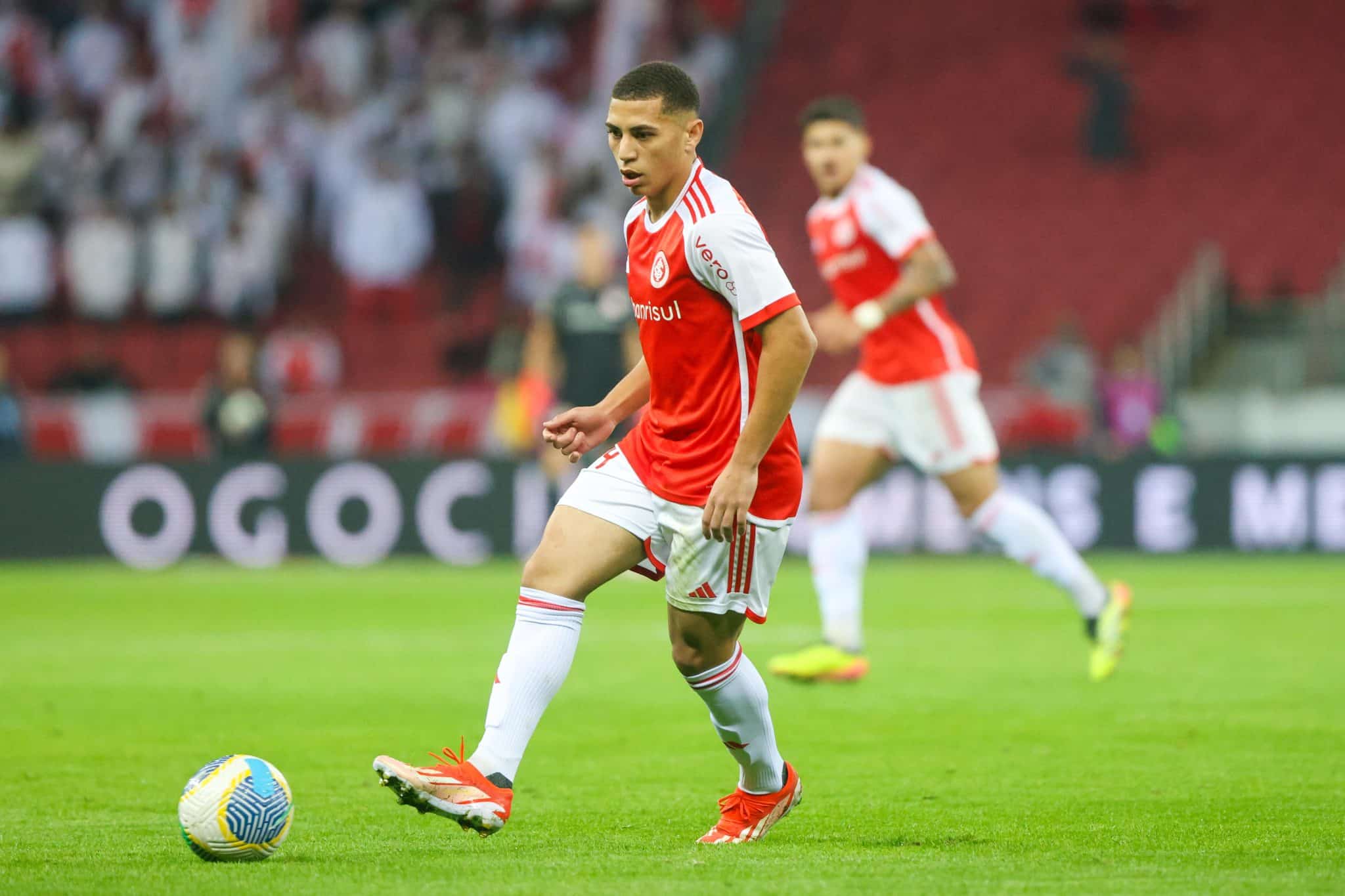 Gabriel Carvalho com a bola em jogo do Internacional