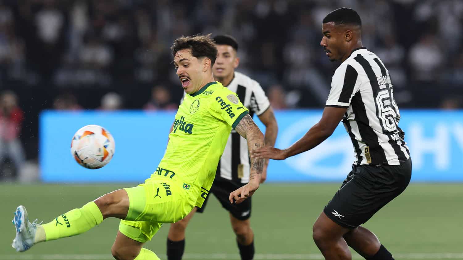 Palmeiras perde outra ida de um mata-mata, mas Est&ecirc;v&atilde;o d&aacute; alento para jogo da volta