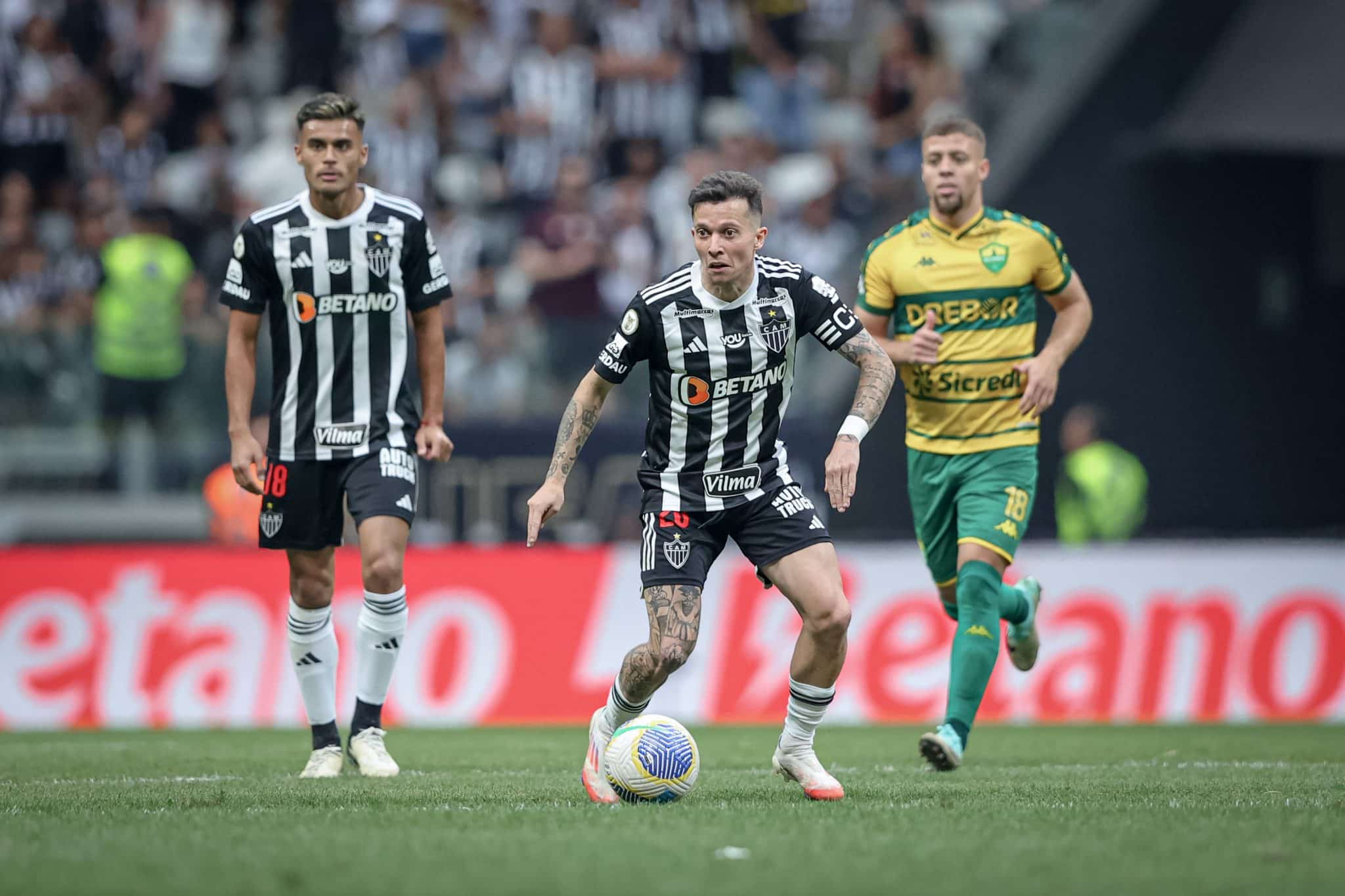 Bernard em a&ccedil;&atilde;o contra o Cuiab&aacute;