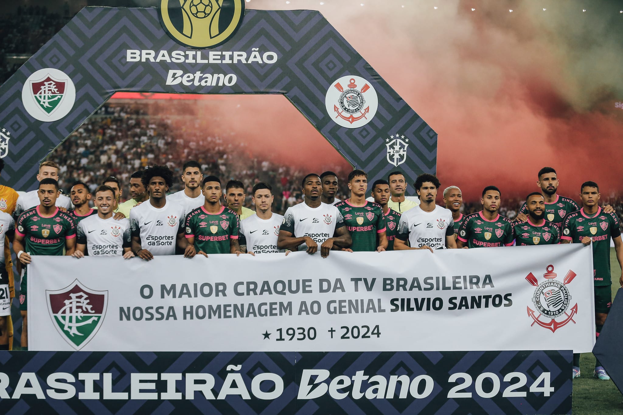 Fluminense e Corinthians se uniram para homenagear Silvio Santos no Maracan&atilde; - Foto: LUCAS MER&Ccedil;ON / FLUMINENSE F.C.