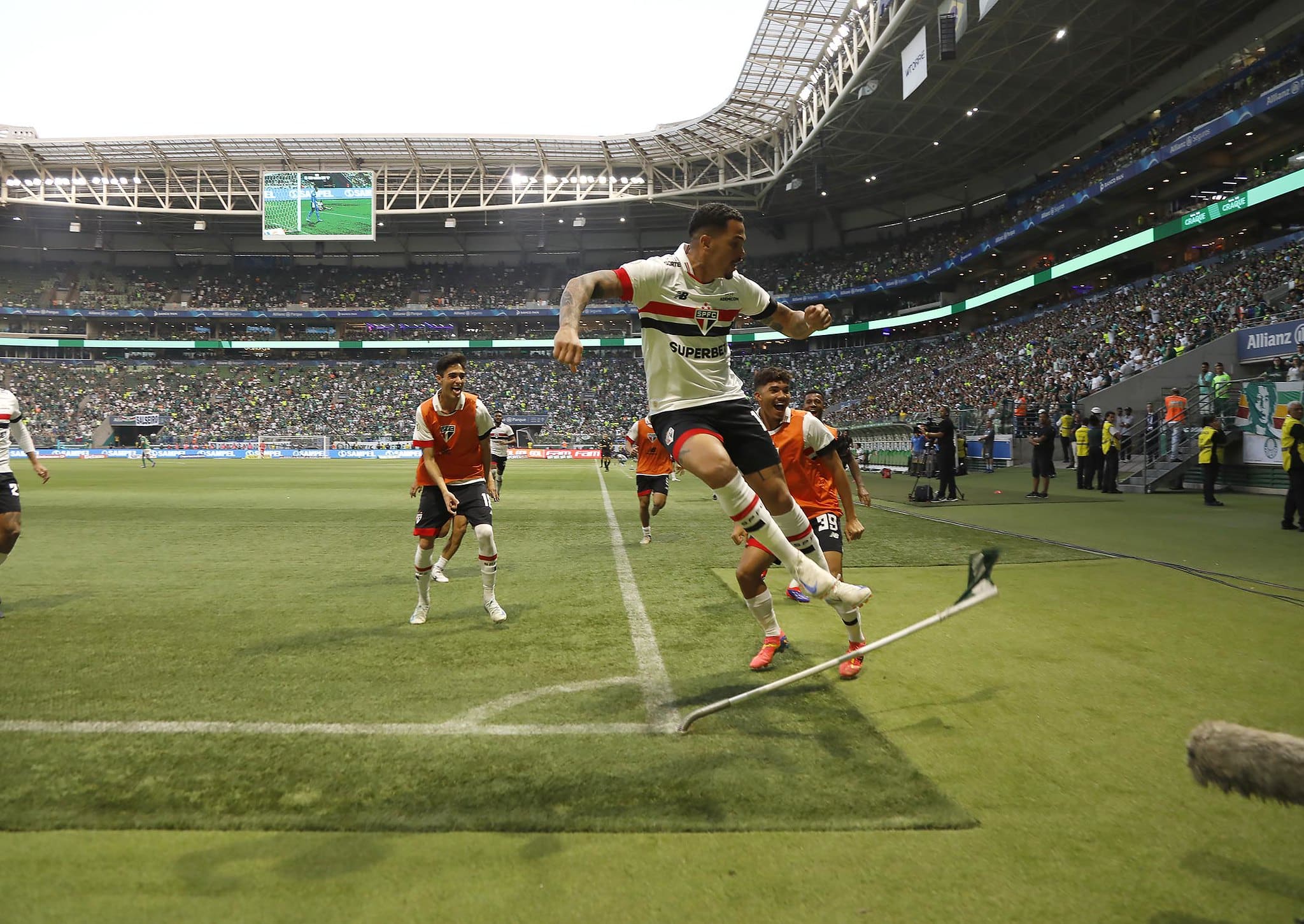 Luciano comemora o gol marcado no cl&aacute;ssico com o Palmeiras