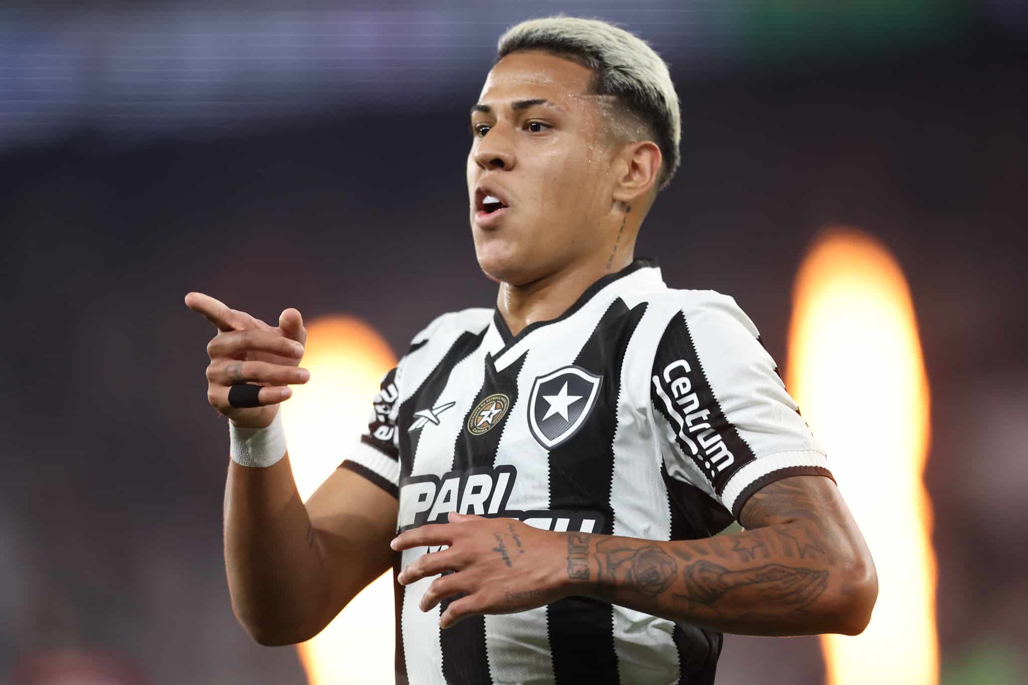 Botafogo mostra que nem tudo &eacute; Libertadores e, com titulares, goleia o Flamengo