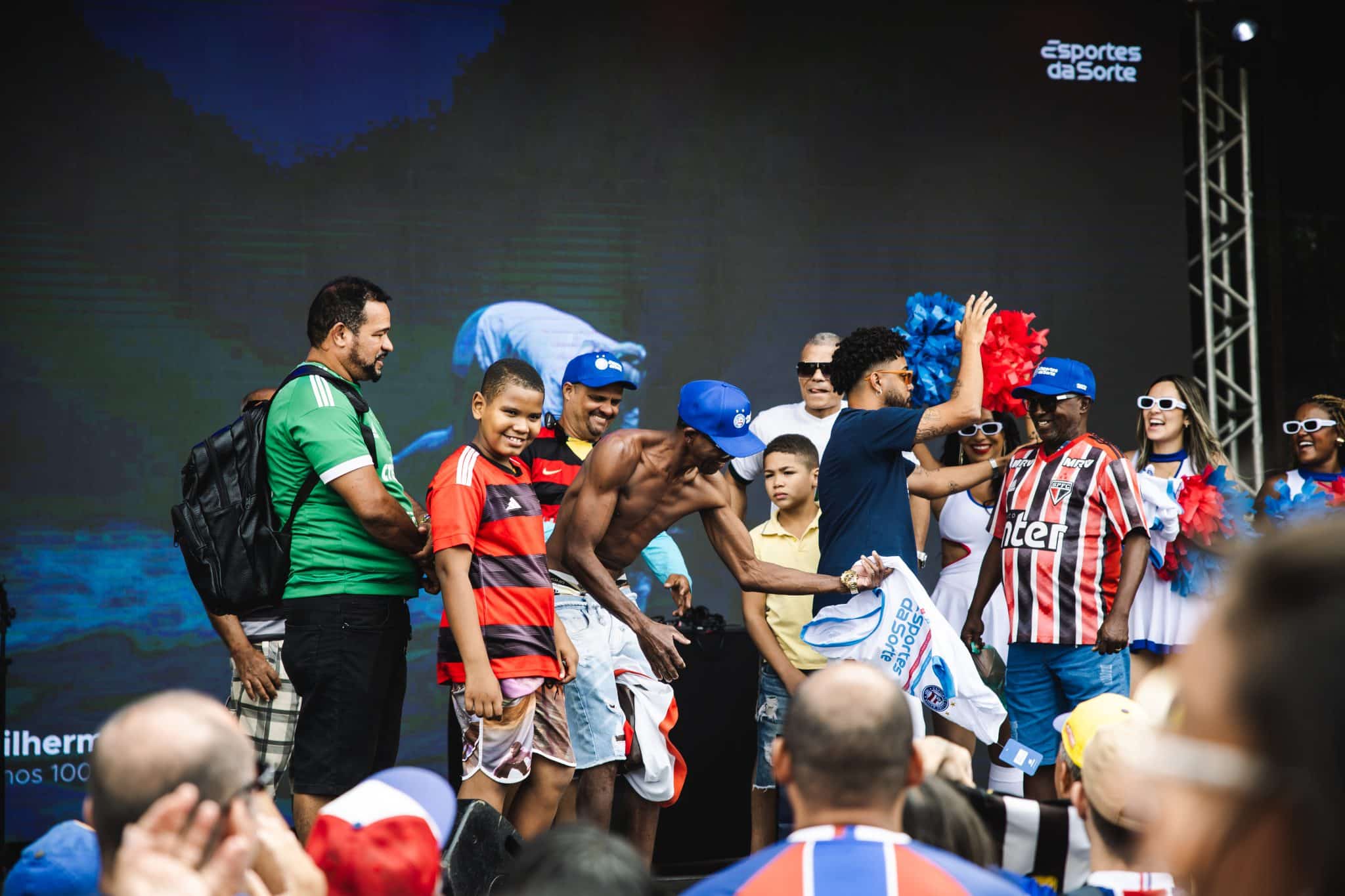 Torcedores do Bahia trocam de camisa em a&ccedil;&atilde;o do clube. Foto: Divulga&ccedil;&atilde;o ECBahia/ Let&iacute;cia Martins