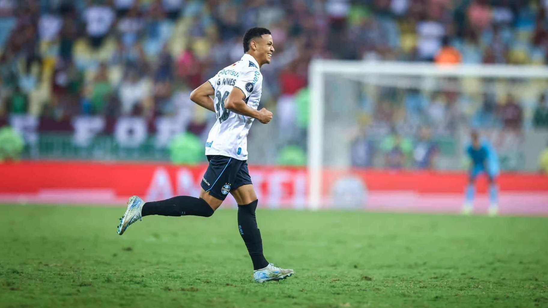 Com viagem marcada para a Inglaterra, Gustavo Nunes se despede do Gr&ecirc;mio com gol