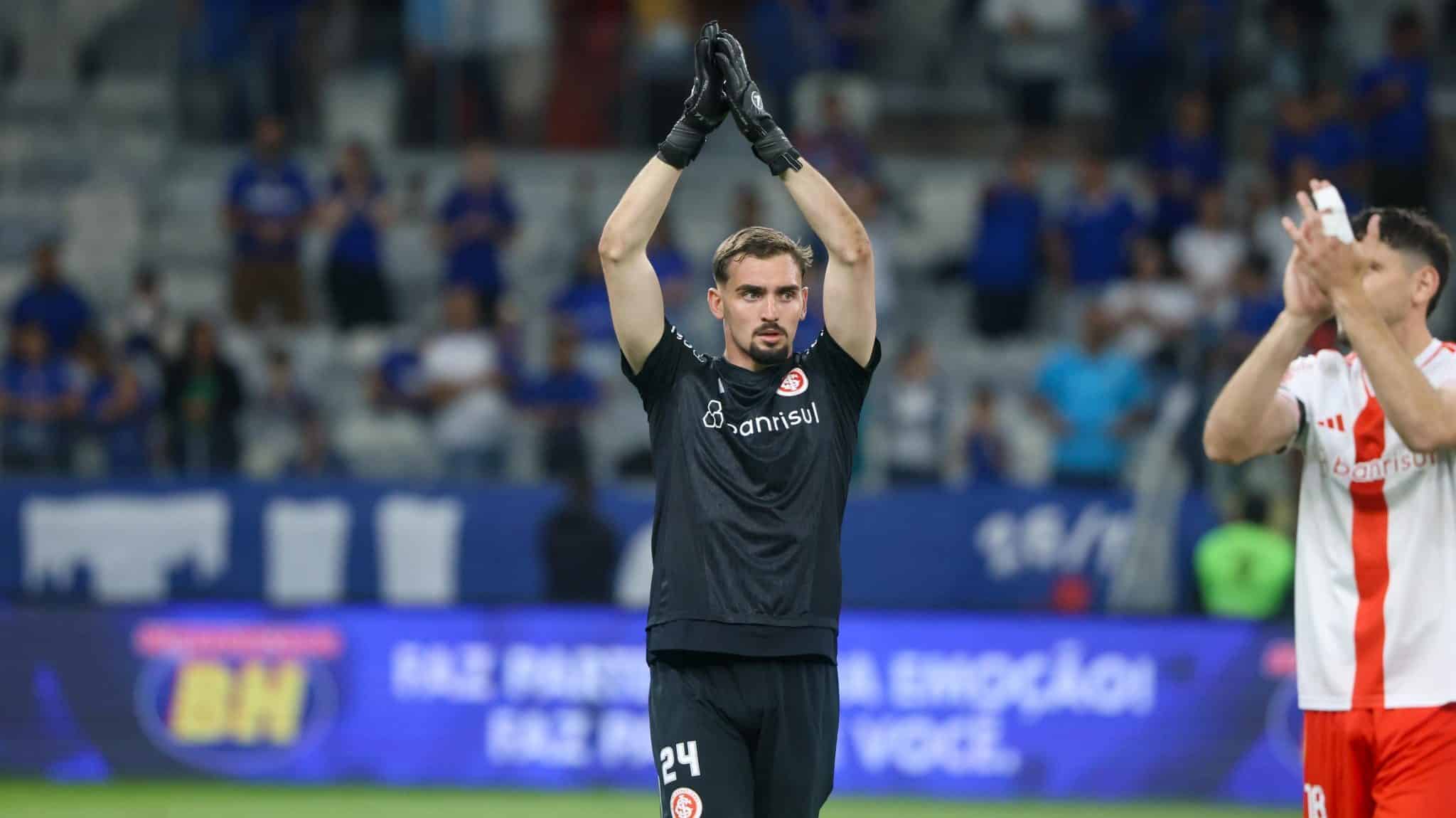 Terceiro goleiro do Internacional vira her&oacute;i e garante empate com o Cruzeiro
