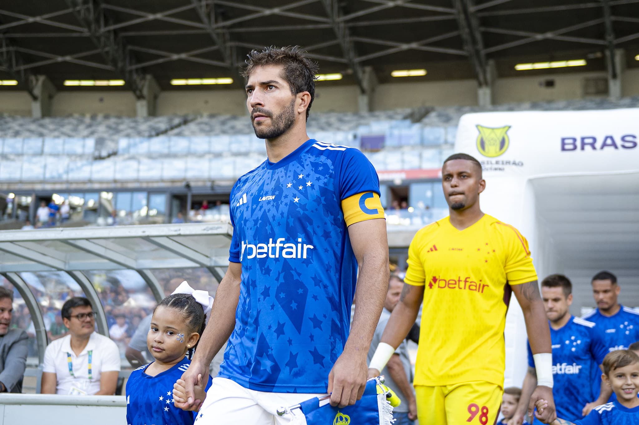 Lucas Silva entrando em campo para Cruzeiro x Botafogo no Mineir&atilde;o