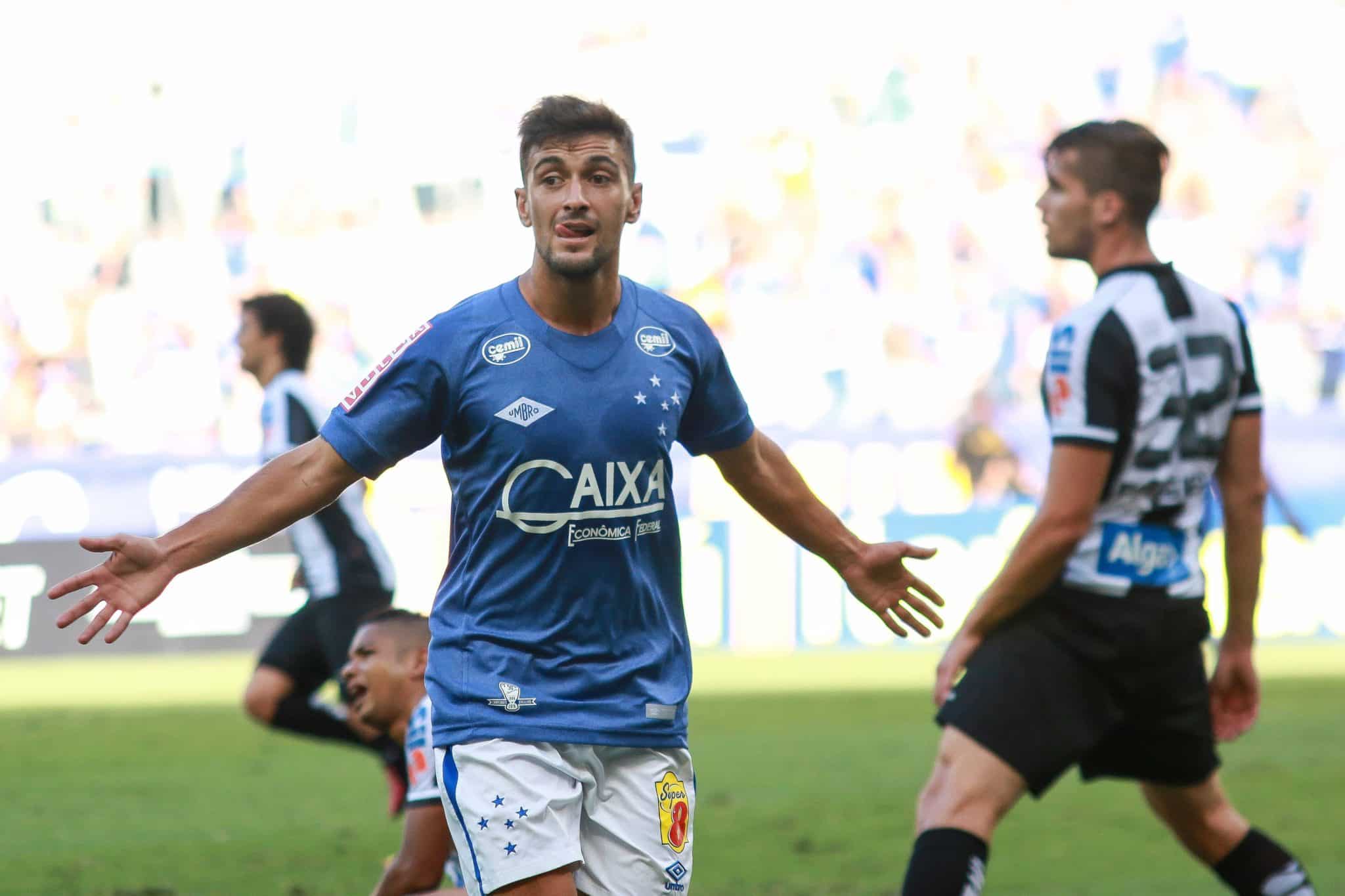 Arrascaeta comemora gol marcado pelo Cruzeiro sobre o Santos no Brasileir&atilde;o de 2016