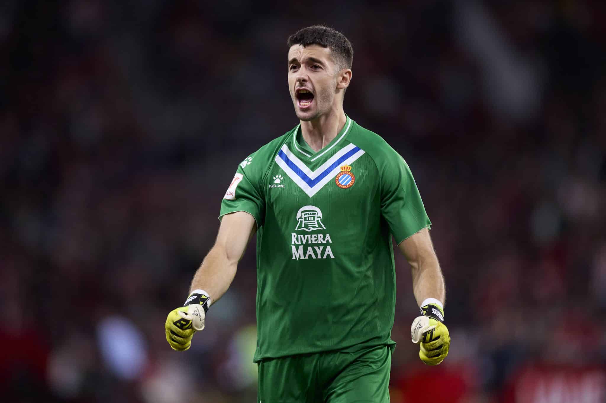 Arsenal j&aacute; teria definido o substituto de Ramsdale no elenco, e aponta para Joan Garcia do Espanyol