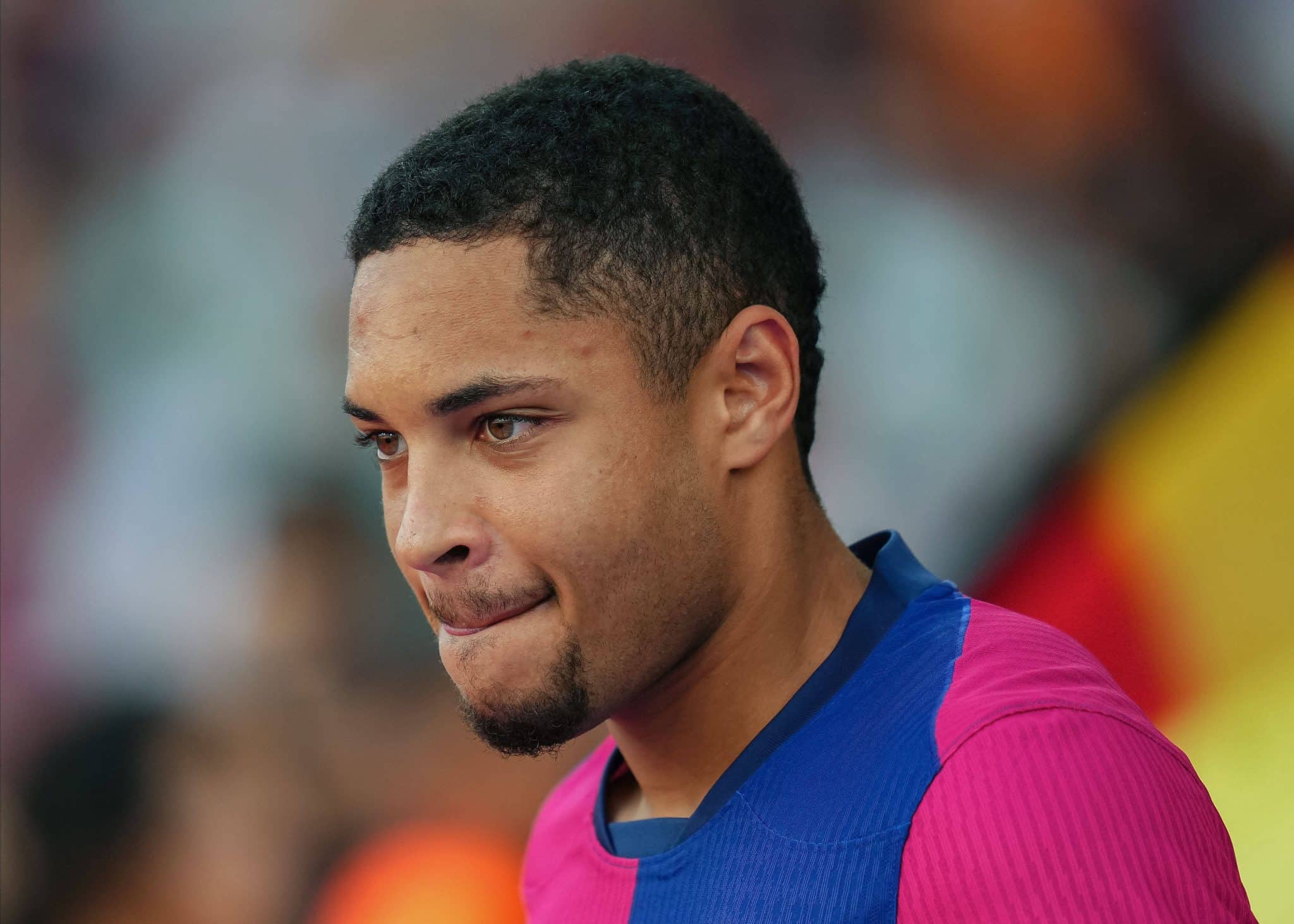 Barcelona negocia ao menos tr&ecirc;s jogadores, incluindo Vitor Roque, antes de registrar Dani Olmo