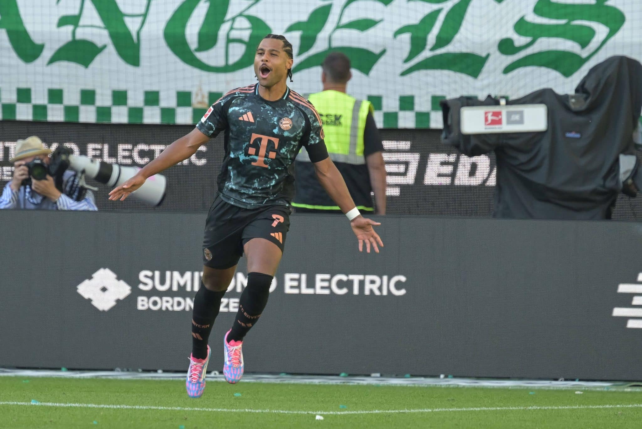 Gnabry comemora o gol da virada do Bayern de Munique sobre o Wolfsburg