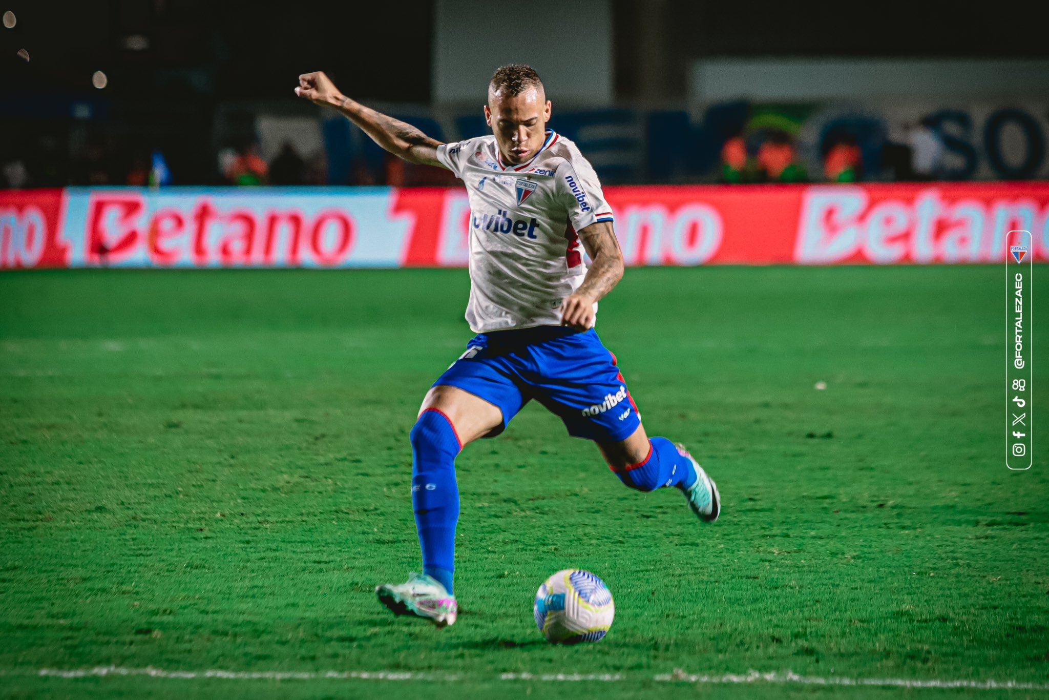 Breno Lopes, atacante do Fortaleza, finalizou para abrir o placar contra o Cruzeiro