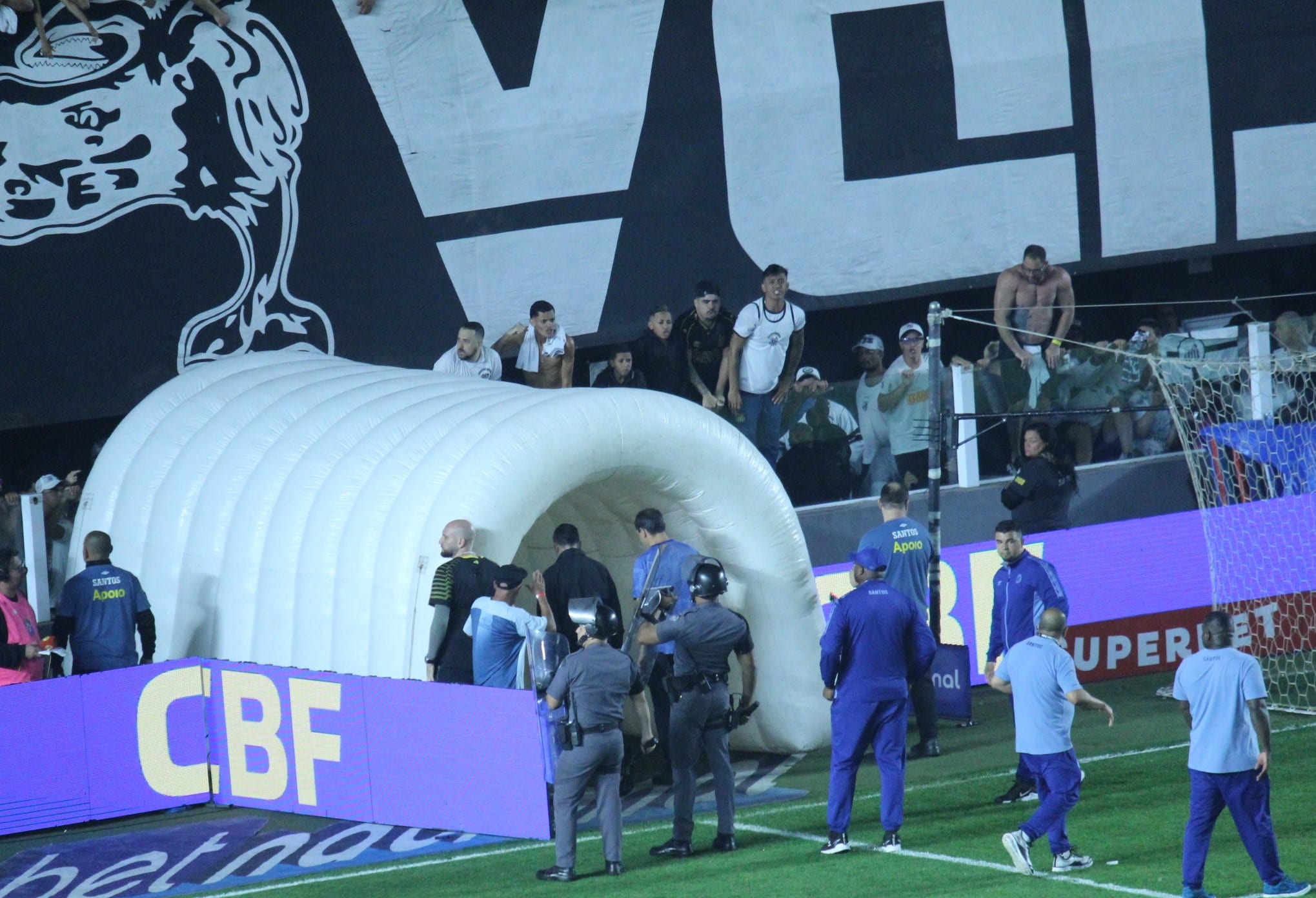 Carille deixa a o gramado da Vila