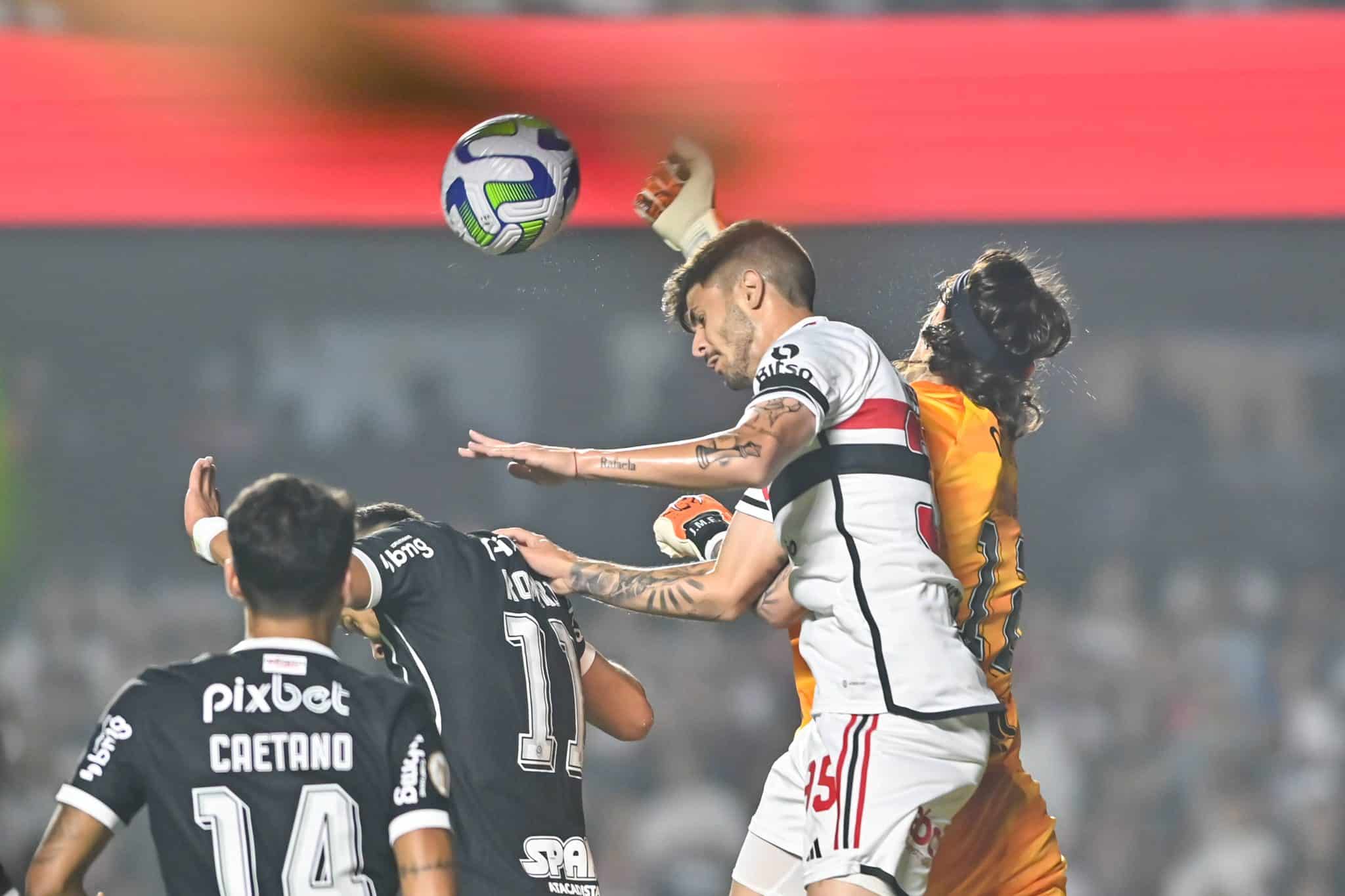 C&aacute;ssio disputa bola com zagueiro Beraldo em S&atilde;o Paulo x Corinthians, pelo Brasileir&atilde;o de 2023