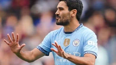 De volta para casa: G&uuml;ndogan &eacute; ovacionado em retorno ao Manchester City